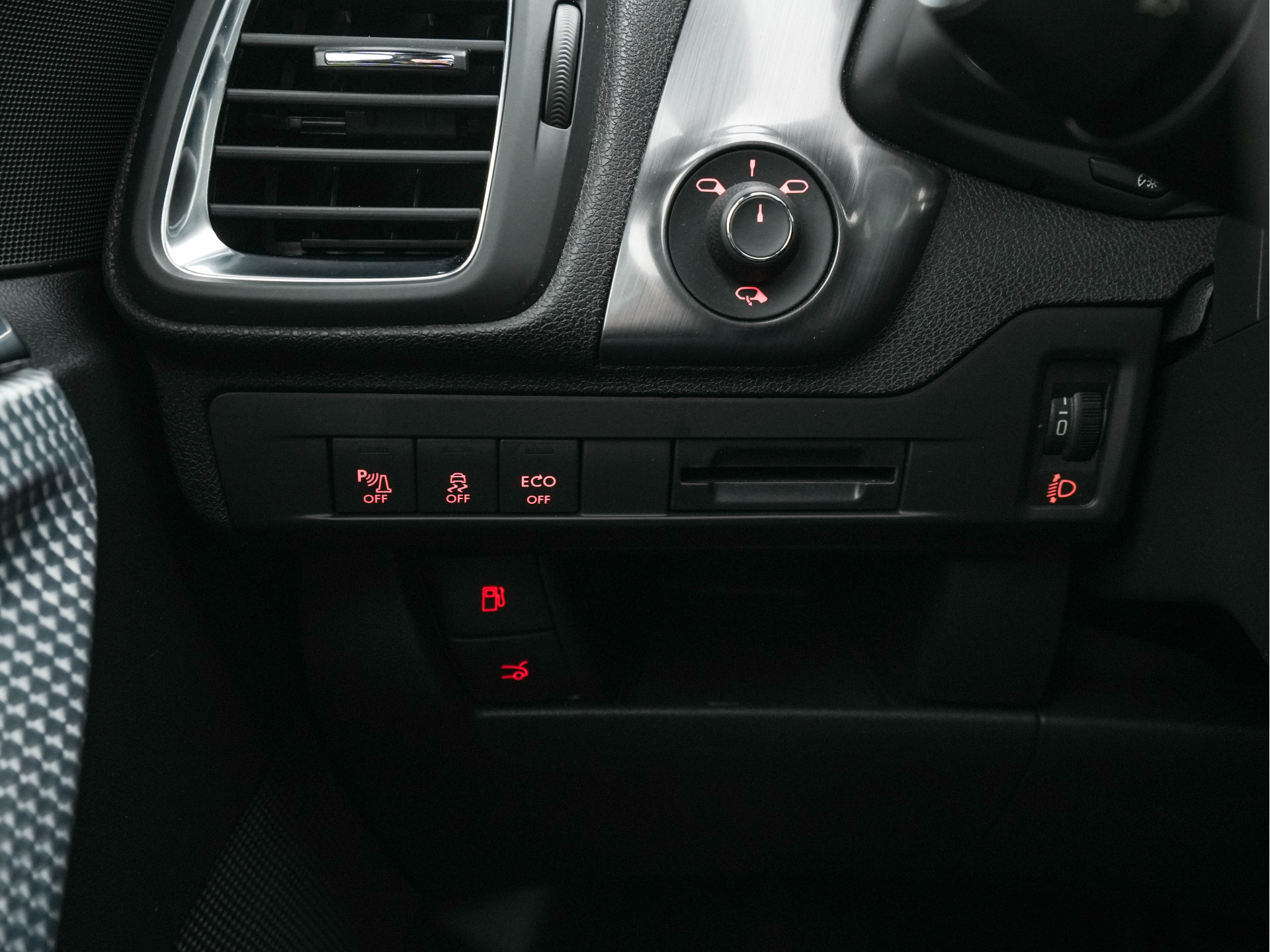 Citroën DS5 2.0 Hybrid4 Business Executive Aut. *PANO | TWO-TONE-LEATHER | MEMORY-PACK | NAVI-FULLMAP | XENON | KEYLESS | CAMERA | HEAD-UP | MASSAGE-SEAT | CRUISE | SPORT-SEATS | 17"ALU*