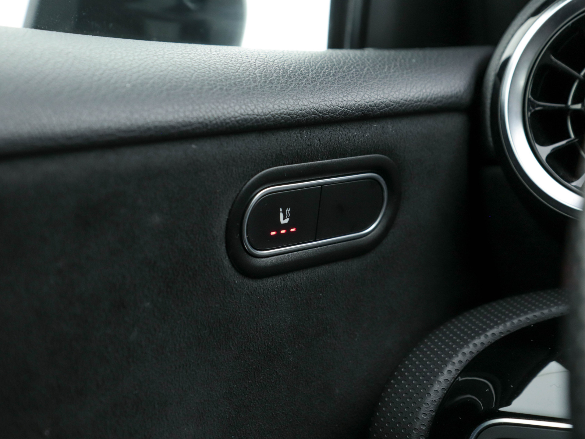 Mercedes-Benz A-klasse 160 Business Solution (INCL-BTW) *WIDE-SCREEN-COCKPIT | FULL-LED | HEATED-SPORTSEATS | LEATHER-MICROFIBRE | NAVI-FULLMAP | CAMERA | ECC | PDC | CRUISE | CARPLAY | AMBIENT-LIGHT | PRIVACY-GLASS | 18"ALU*