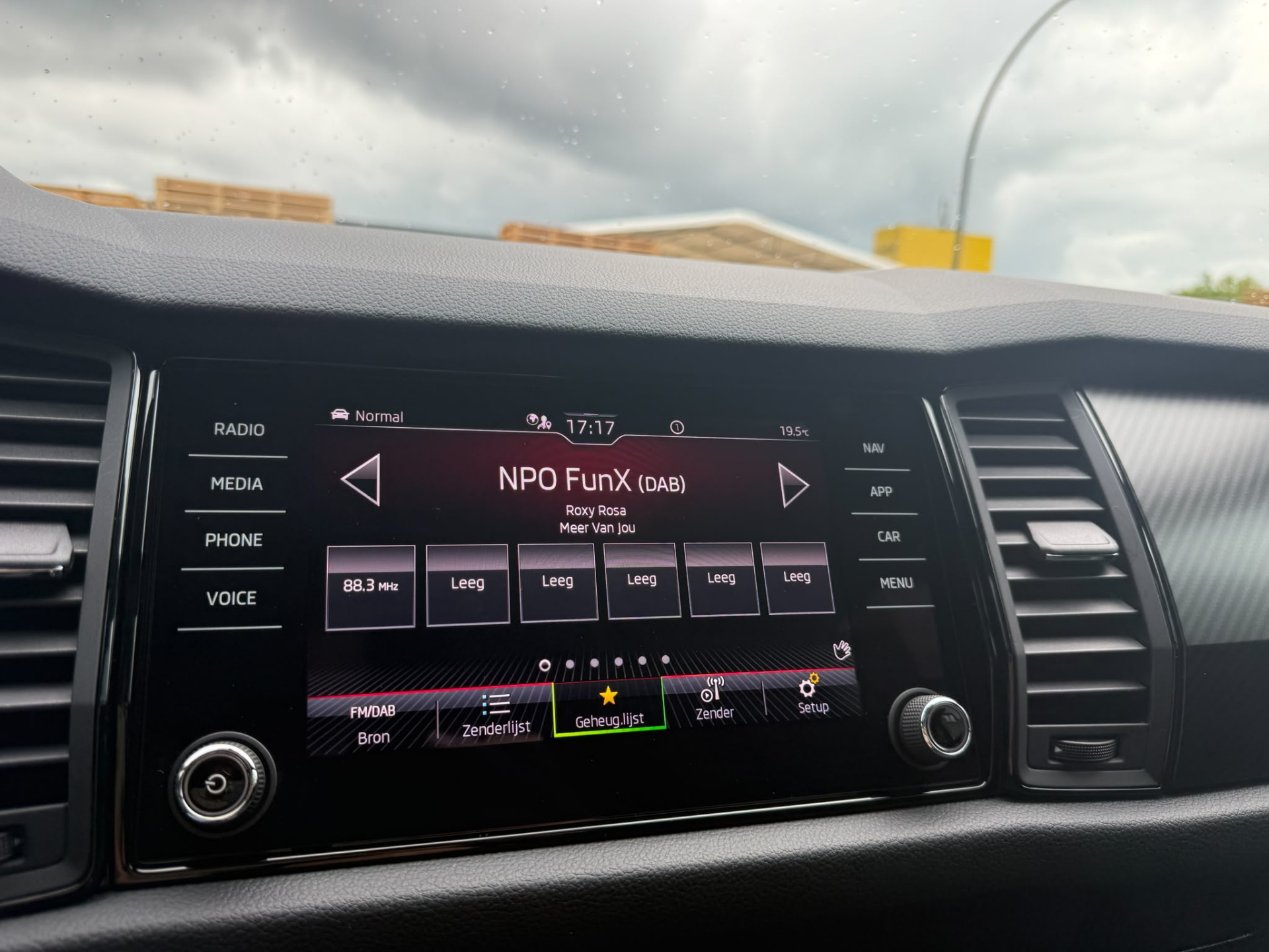 ŠKODA Kodiaq 1.5 TSI Sportline Business | 1E EIGENAAR | 3/6/12 MND GARANTIE | AUTOMAAT | PANO | LED | DAB | MEMORY | CARPLAY | DIGITAAL COCKPIT | TREKHAAK |