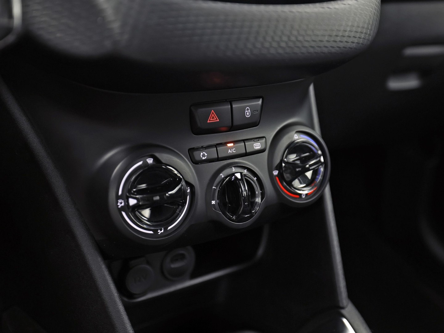 Peugeot 208 1.2 PureTech Signature (APPLE CARPLAY, LOGISCH NAP, NAVIGATIE, GETINT GLAS, SPORTSTOELEN, PARKEERSENSOREN, LM VELGEN, CRUISE, NIEUWSTAAT)