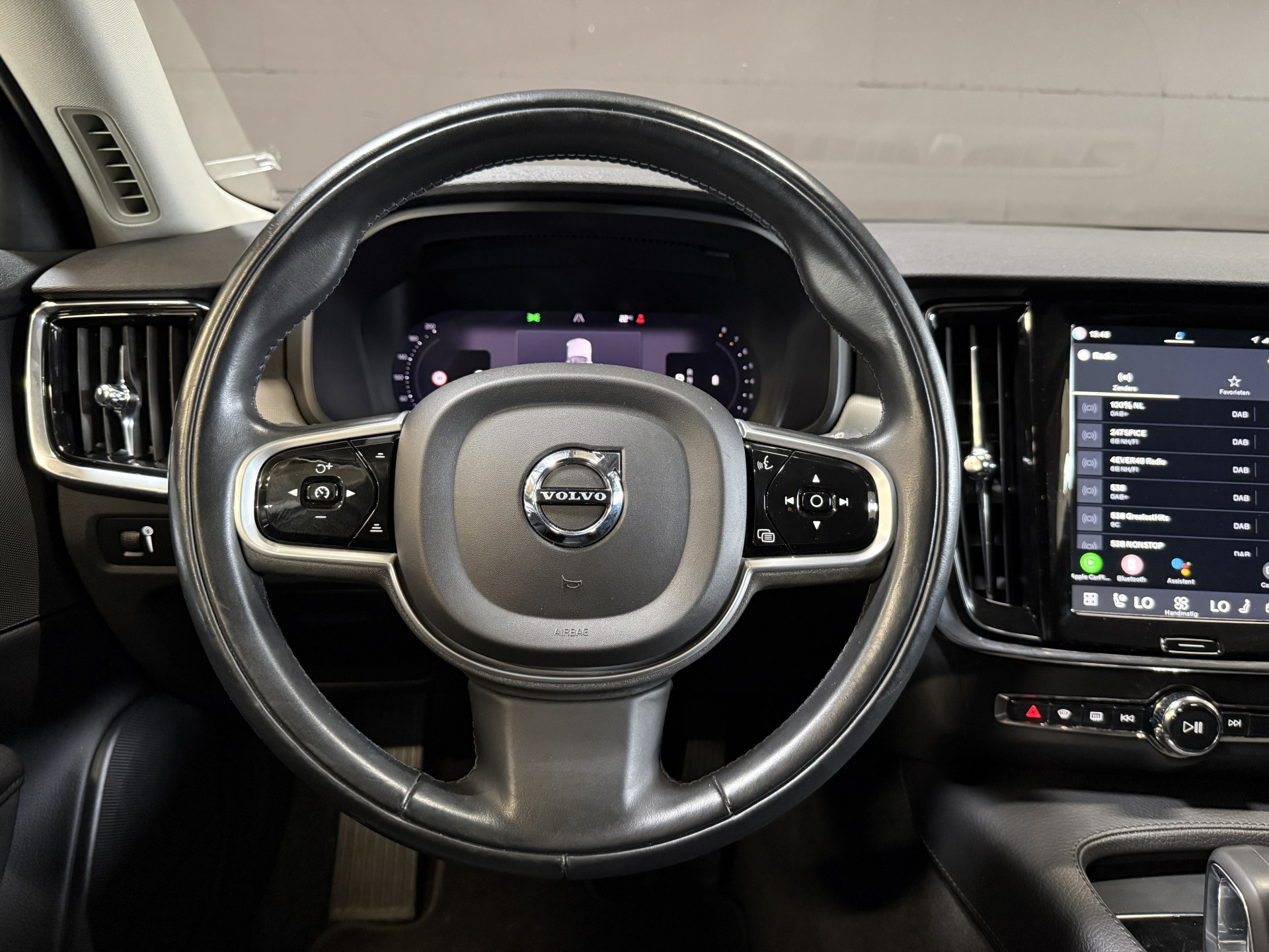 Volvo V90 2.0 B4 Momentum Business | Keyless | Trekhaak | Apple Carplay