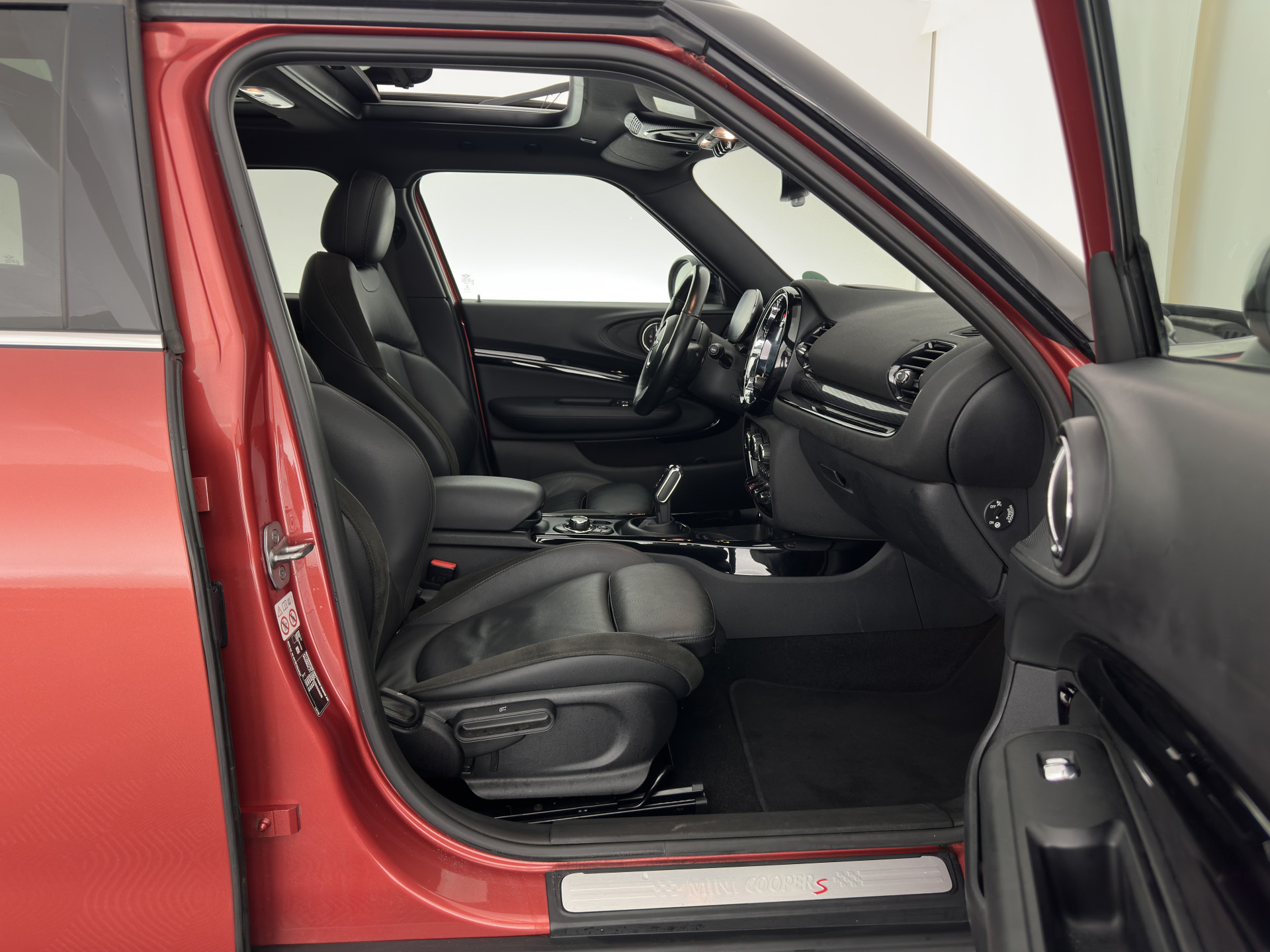 MINI Mini Clubman 2.0 Cooper S ALL4  Premier Plus JCW (INCL-BTW) Aut * PANO | LEATHER | FULL-LED | HEATED-SPORTSEATS | DIGI-COCKPIT | AMBIENT-LIGHT | PRIVACY-GLASS | HEAD-UP | PDC | CAMERA | DAB  | KEYLESS | TOWBAR | 18"ALU*