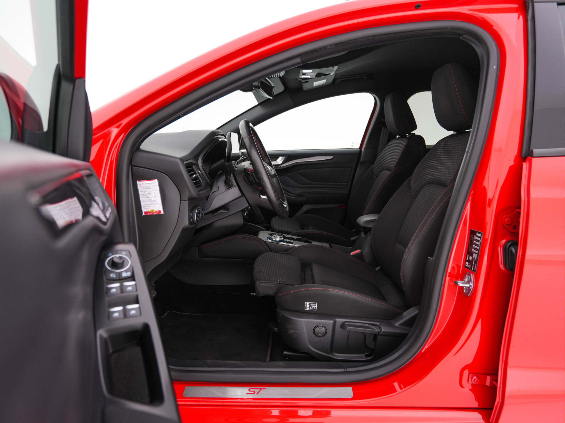 Ford Focus Wagon 2.0 ST-Line-X Business EcoBlue (INCL-BTW) Aut. *ADAPTIVE-CRUISE | DIGI-COCKPIT | KEYLESS | CAMERA | NAVI-FULLMAP | HEATED-SPORTSEATS | DAB+ | SHIFT-PADDLES | ECC | PDC | TOWBAR | 18''ALU*