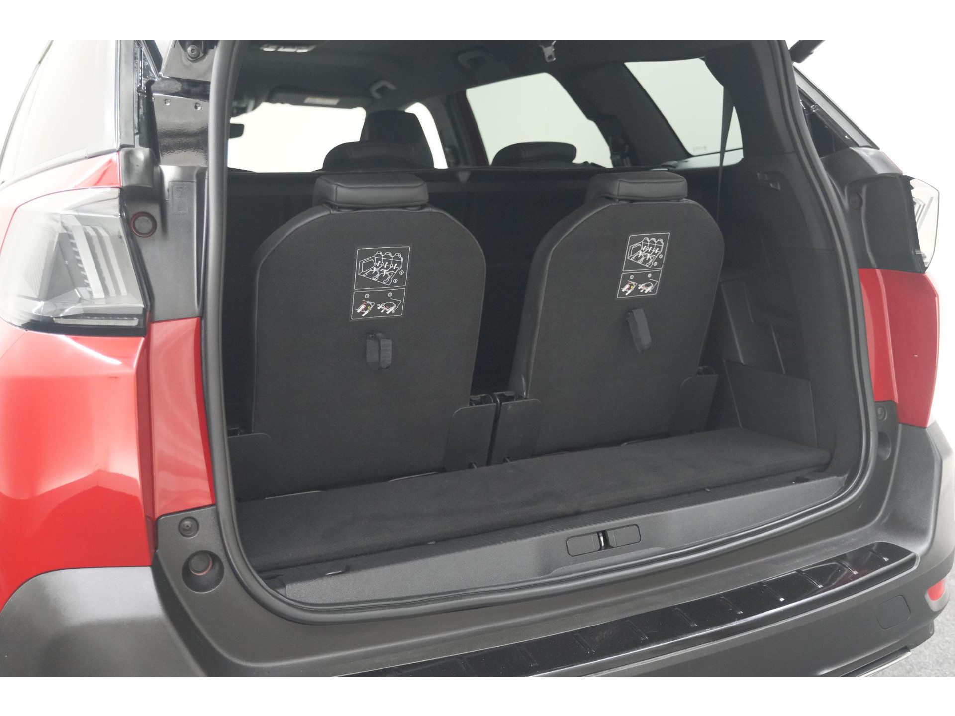 Peugeot 5008 PureTech 130 EAT8 GT Black Pack | Elektrische Kofferklep | Camera | Adaptieve Cruise Control | Dodehoekdetectie