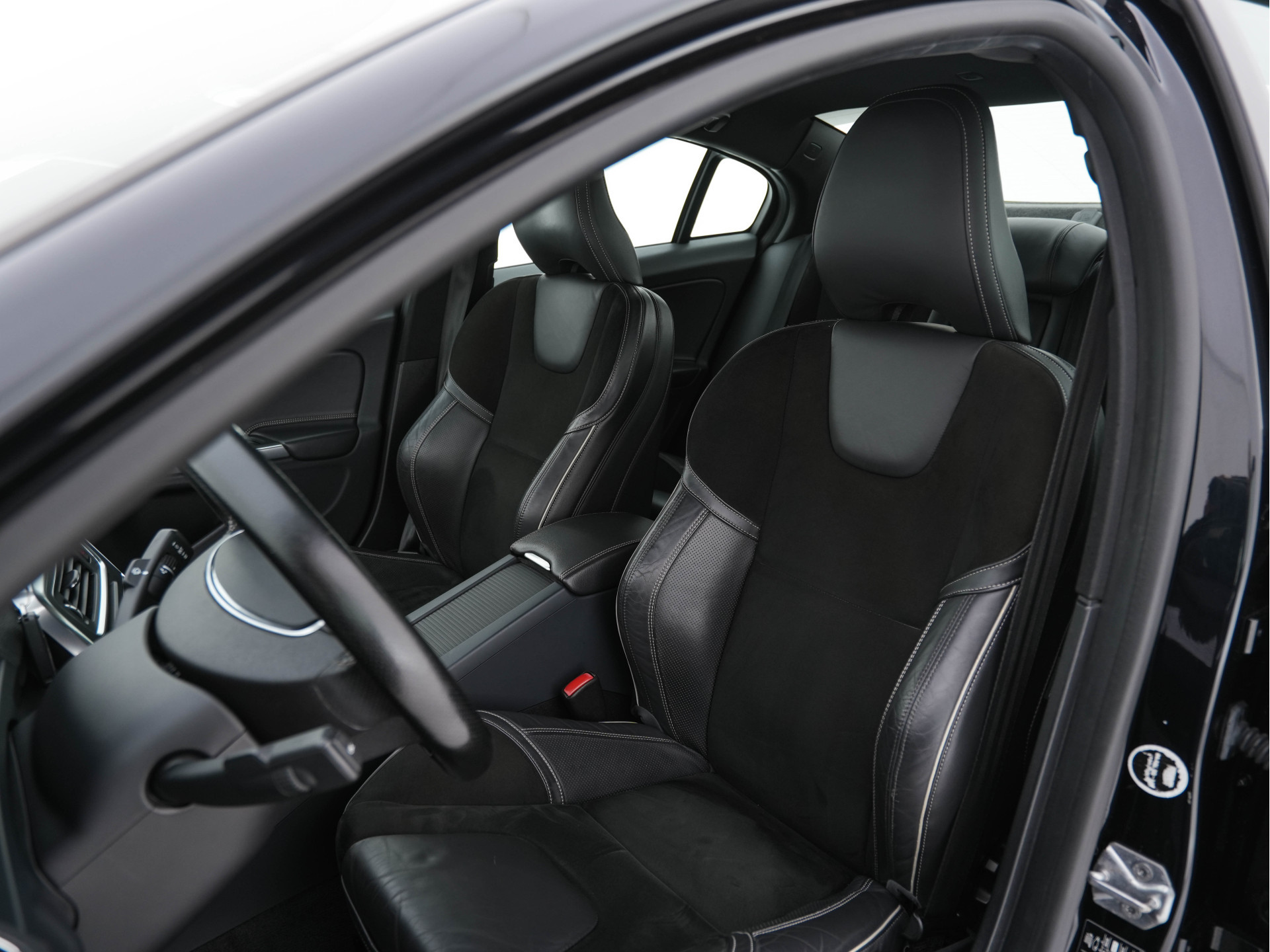 Volvo S60 1.6 T3 R-Design Summum Aut. *LEATHER-MICROFIBRE | NAVI-FULLMAP | SPORT-SEATS | ECC | PDC | CRUISE | 18''ALU*