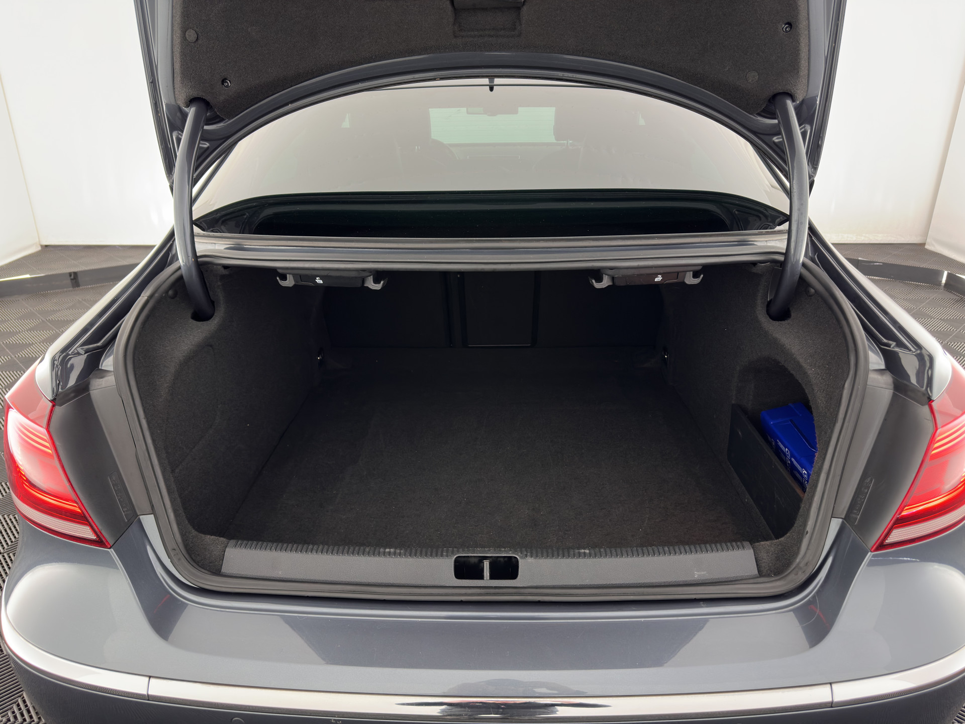 Volkswagen CC 1.8 TSI Aut. *LEATHER | BI-XENON | HEATED-SPORTSEATS | NAVI-FULLMAP | ECC | PDC | CRUISE | SHIFTPADDLES | PRIVACY-GLASS | TOWBAR | 18''ALU*