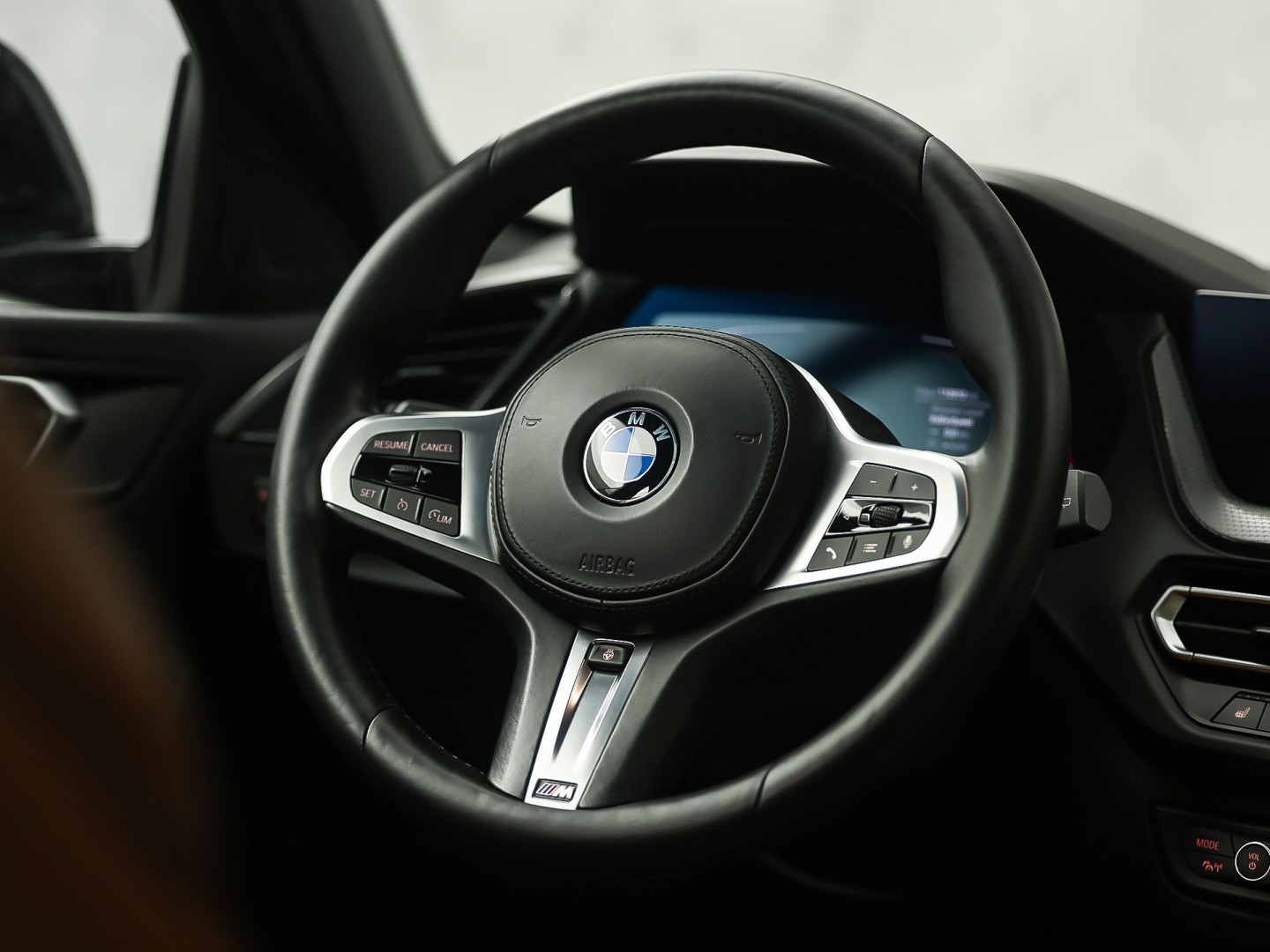 BMW 1 Serie 118i M Sport Automaat (PANORAMADAK, M PAKKET, DEALER ONDERHOUDEN, STUUR/STOELVERWARMING, CAMERA, BRUIN LEDER, SPOILER, BLACK PACK, SFEERVERLICHTING, NIEUWSTAAT)