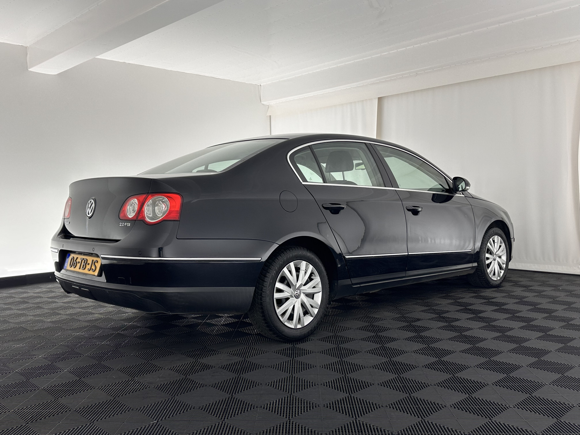 Volkswagen Passat 2.0 FSI Highline Aut. *NAVI-FULLMAP | LEATHER-ALCANTARA | SPORT-SEATS | ECC | HEATED-SEATS | PDC | CRUISE*