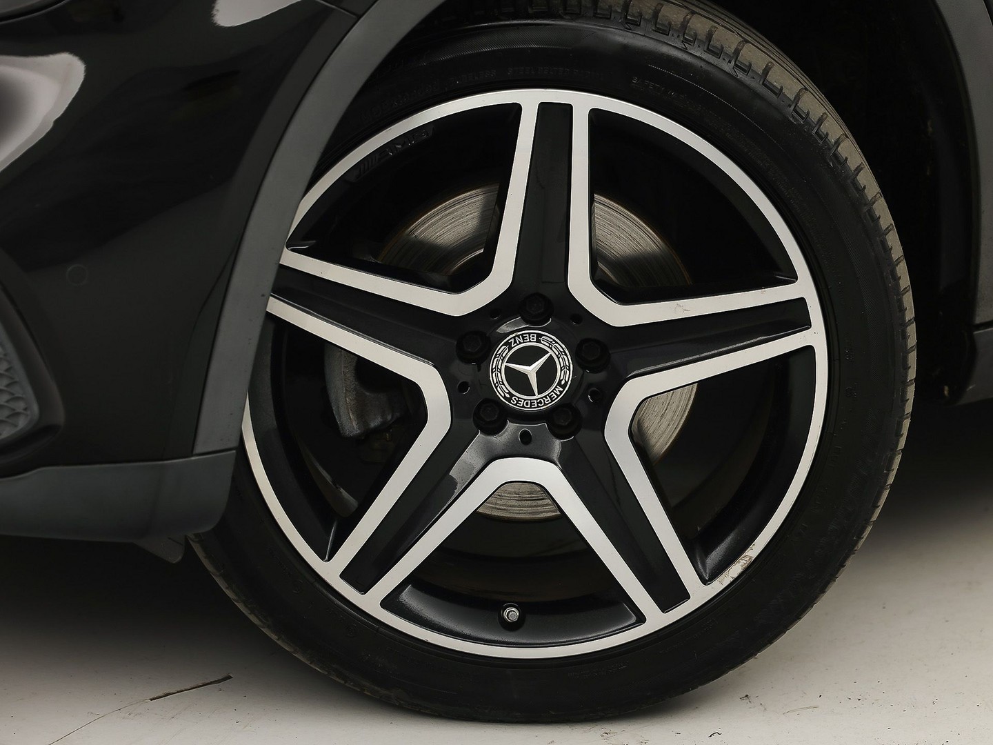 Mercedes-Benz GLA-klasse 250 4Matic Premium AMG Sport 211Pk Automaat (PANORAMADAK, MEMORY SEATS, GROOT NAVI, CAMERA, TREKHAAK, SPORTSTOELEN, GETINT GLAS, BRUIN LEDER, STOELVERWARMING, NIEUWSTAAT)