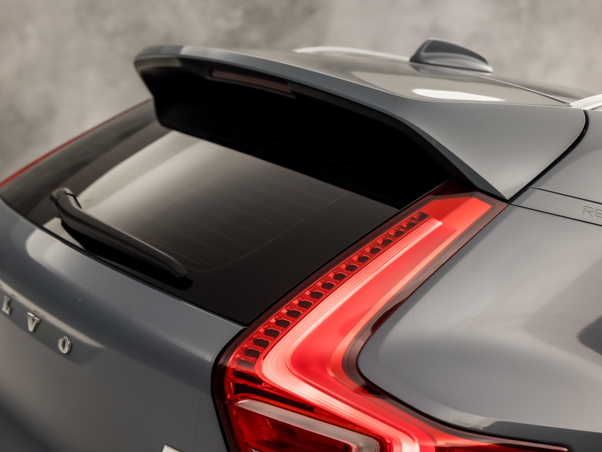 Volvo XC40 1.5 T4 Recharge Inscription 211Pk Automaat (APPLE CARPLAY, STUUR/STOELVERWARMING, MEMORY SEATS, CAMERA, STOELVERWARMING ACHTER, KEYLESS, GETINT GLAS, ELEK ACHTERKLEP, ZWART HEMEL, NIEUWSTAAT)