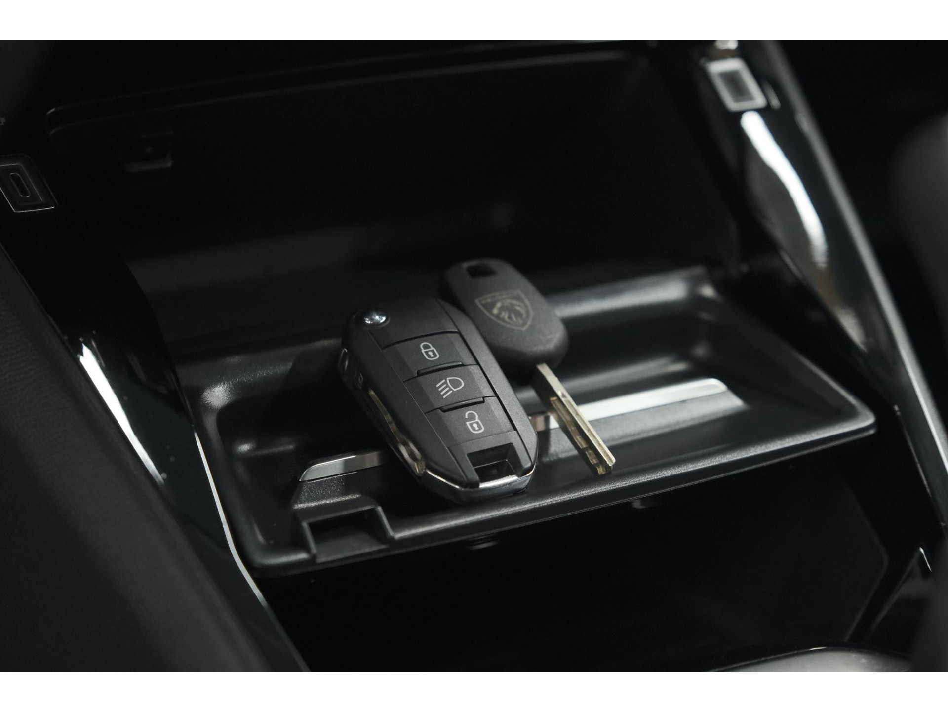 Peugeot 208 PureTech 100 Allure | 360 Camera | Adaptieve Cruise Control | Navigatie | Dodehoekdetectie
