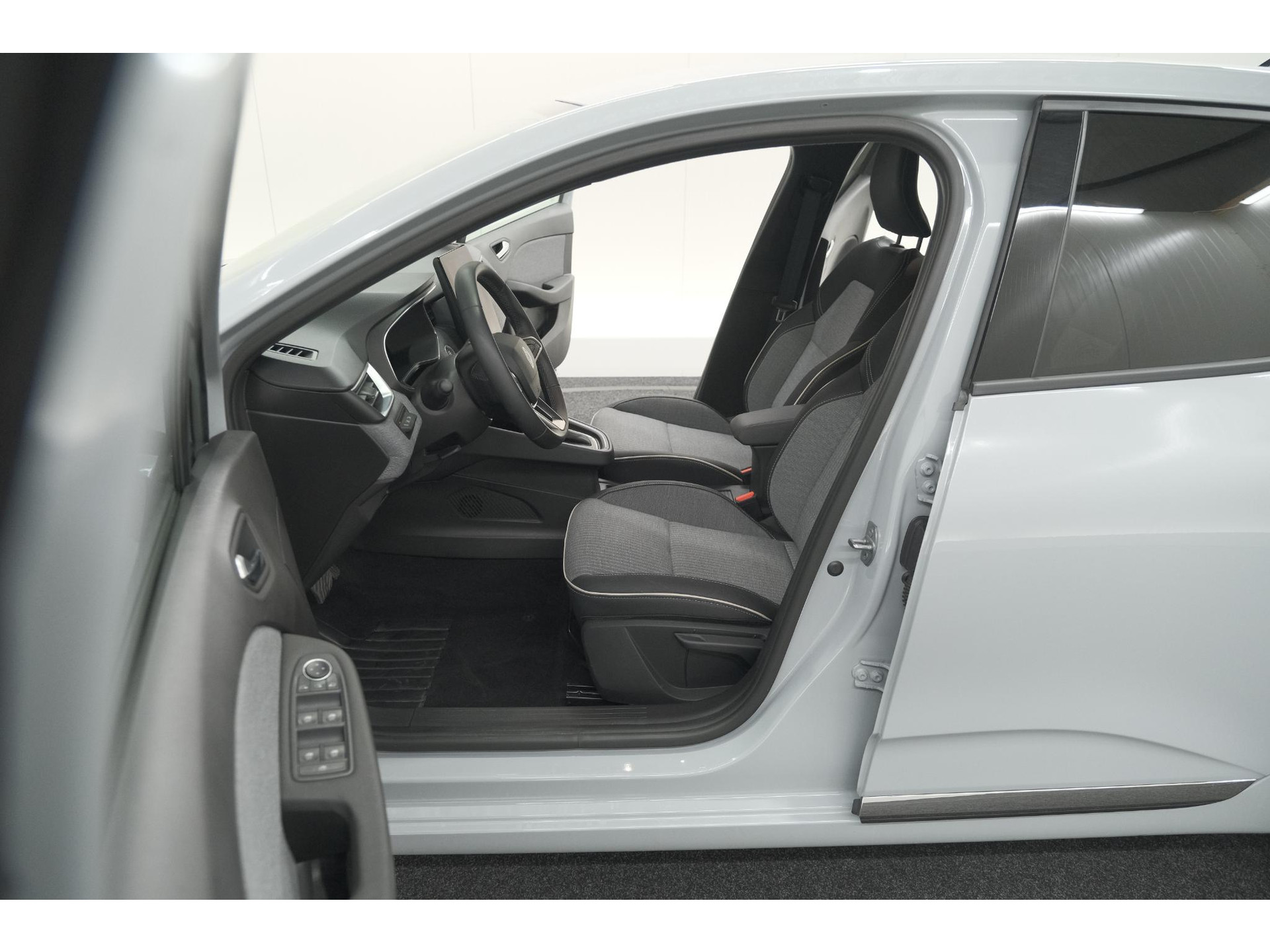 Renault Clio 1.6 E-Tech Full Hybrid 145 techno | 360 Camera | Adaptieve Cruise Control | Dodehoekdetectie | 9.3 Inch Groot Scherm