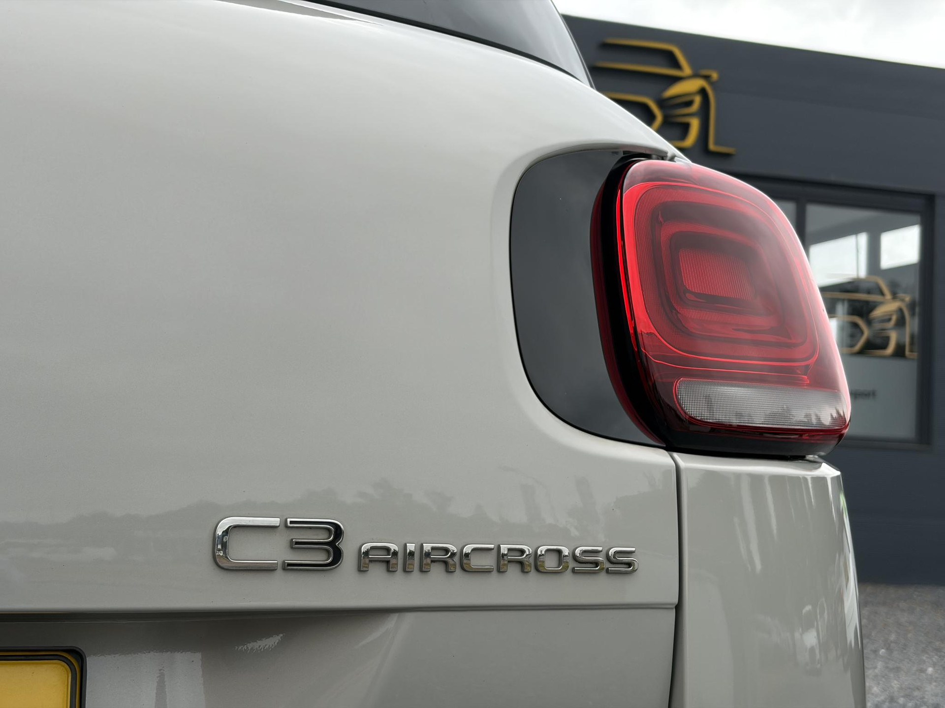 Citroen C3 Aircross 1.2 PureTech S&S Shine 1e Eigenaar l D-riem vv in 07-07-2025 l 360° Camera l Navi l Carplay l Net beurt gehad l Keyless l 17''Lmv l Rijstrooksensor l 110pk l Pdc V+A l 6 Bak l N.A.P l Apk tot 07-2027