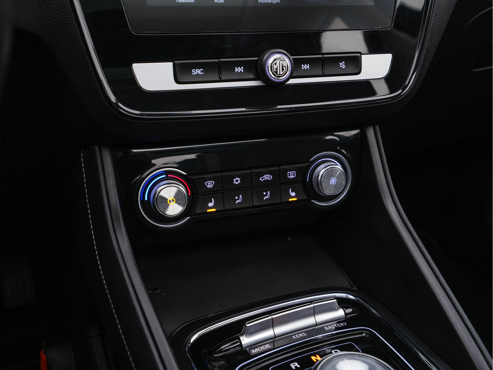 MG ZS EV Luxury 45 kWh (INCL-BTW) Aut. *PANO | LEATHER | CCS-FASTLOADER | KEYLESS | NAVI-FULLMAP | ADAPTIVE-CRUISE | CAMERA | HEATED-SPORTSEATS | CARPLAY | BLINDSPOT | DAB | LANE-ASSIST | 17''ALU*