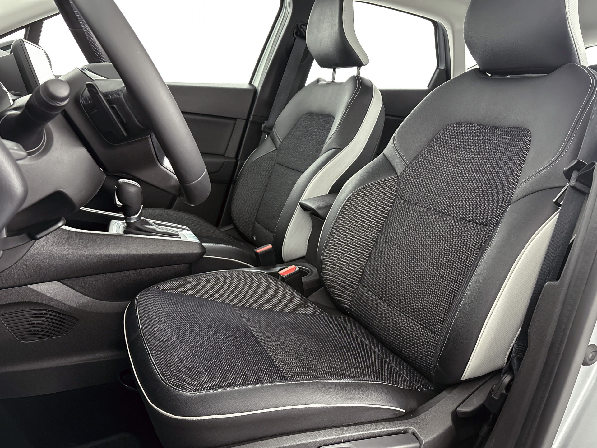 Renault Captur 1.3 TCe 140PK Zen | DEALER ONDERHOUDEN | CLIMAT CONTROL | CARPLAY | PARK. SENSOREN | LM VELGEN