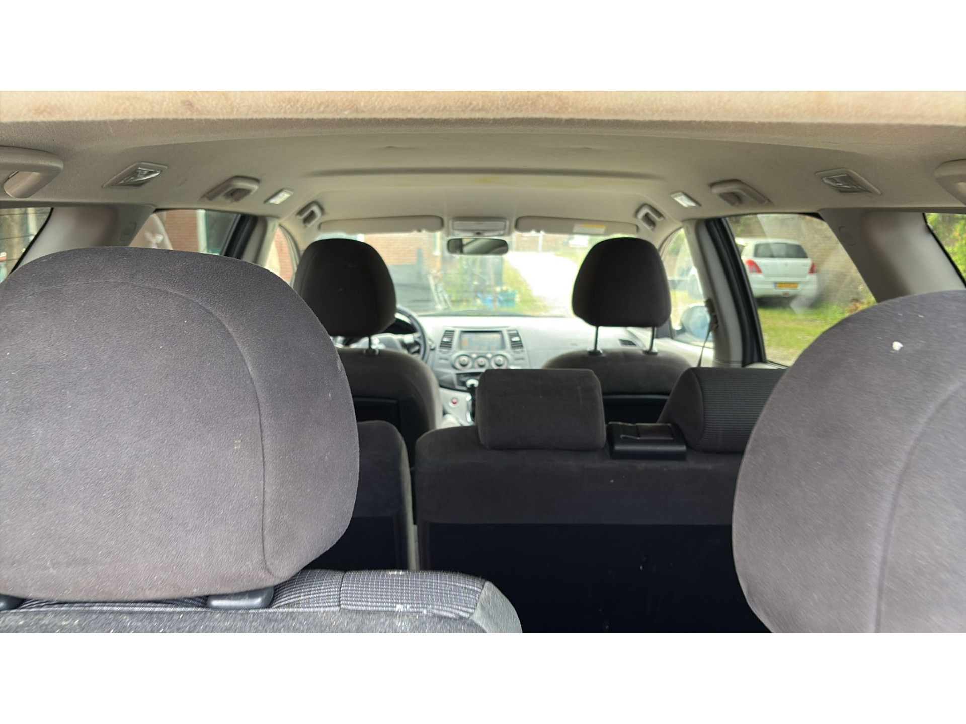 Mitsubishi Grandis 2.4-16V 7 Zits Only Export