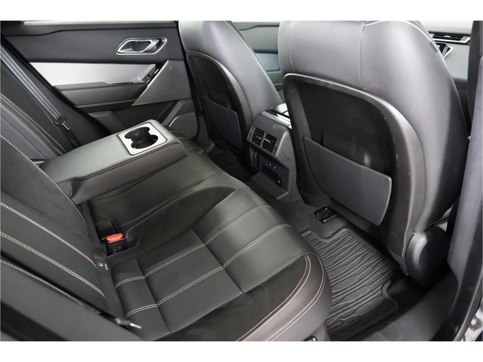 Land Rover Range Rover Velar 2.0 I4 Turbo 300 pk AWD R-Dynamic SE | Pano | Trekhaak | El. Stl. verst. | Massage | Leder | Inparkeer |e | Stl. verw. |