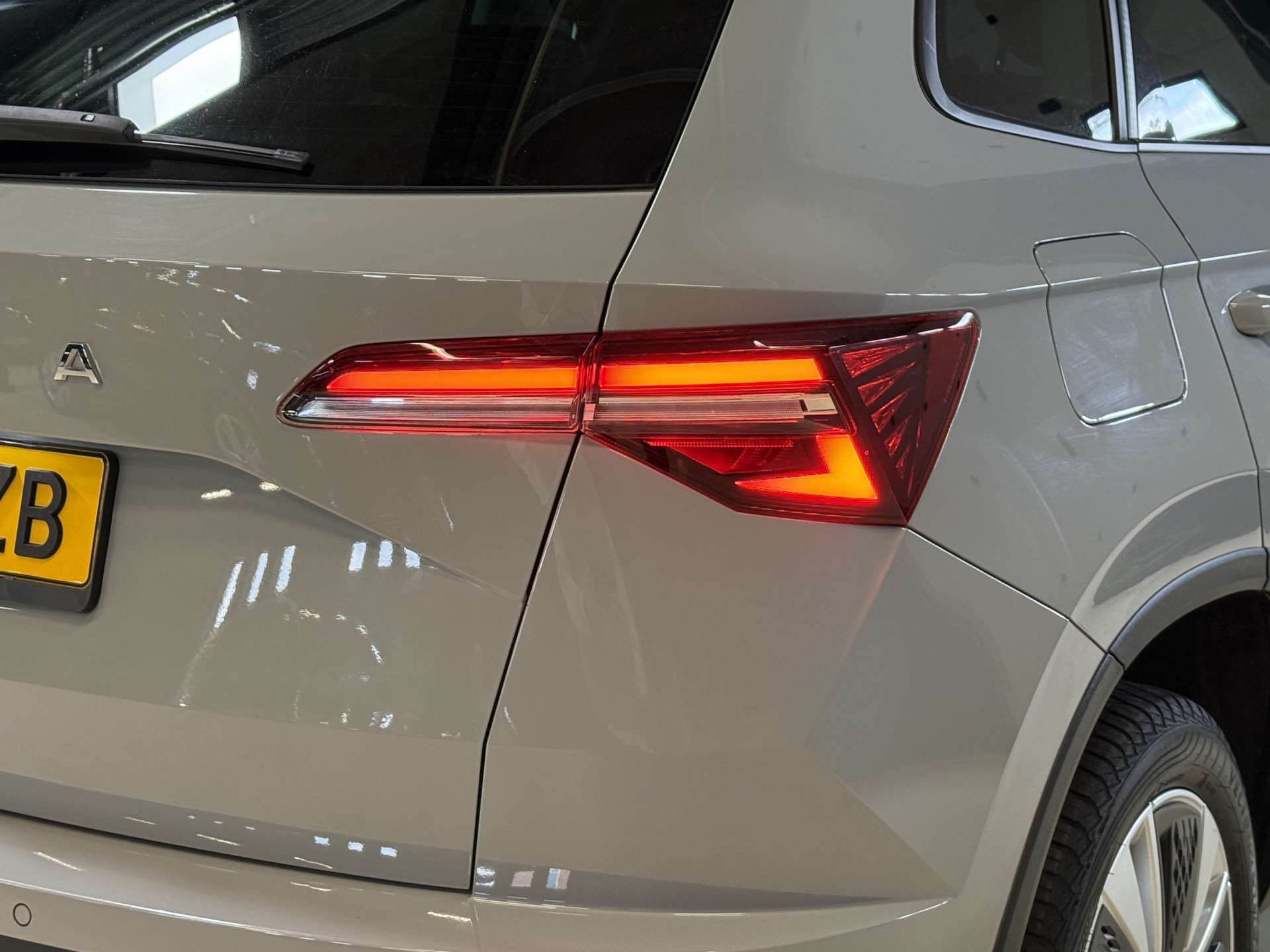 ŠKODA Karoq 1.5 TSI ACT Business Edition Plus | Panoramadak | Camera | Adaptive cruise | Stoelverwarming | Full LED | NL auto | Dealer onderhouden