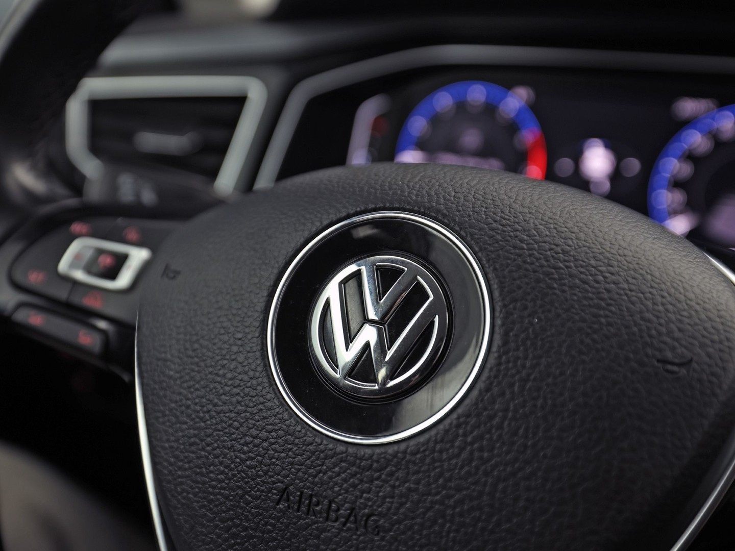 Volkswagen Polo 1.0 TSI Sportline Automaat (VIRTUAL COCKPIT, APPLE CARPLAY, GROOT NAVI, CLIMATE, CAMERA, STOELVERWARMING, SPORTSTOELEN, GETINT GLAS, KEYLESS START, ADAPTIVE CRUISE, NIEUWSTAAT)