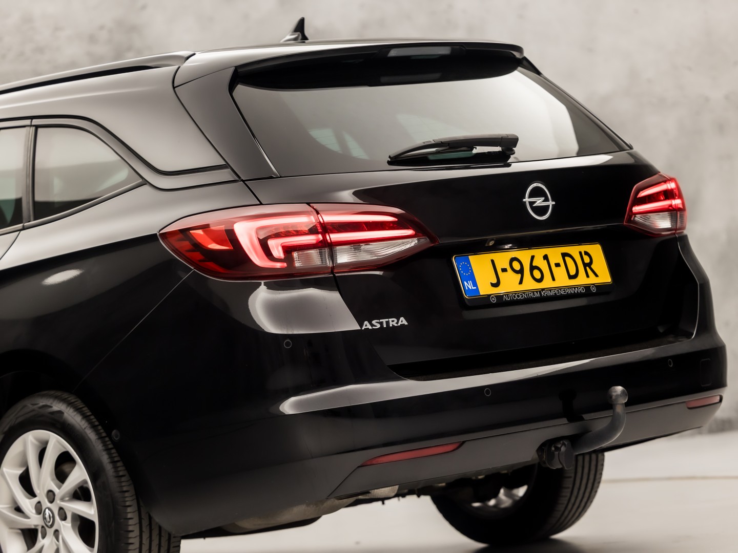Opel Astra Sports Tourer 1.2 Innovation Sport (APPLE CARPLAY, DIGITALE COCKPIT, GROOT NAVI, CLIMATE, CAMERA, TREKHAAK, SPORTSTOELEN, GETINT GLAS, KEYLESS, ADAPTIVE CRUISE, NIEUWSTAAT)
