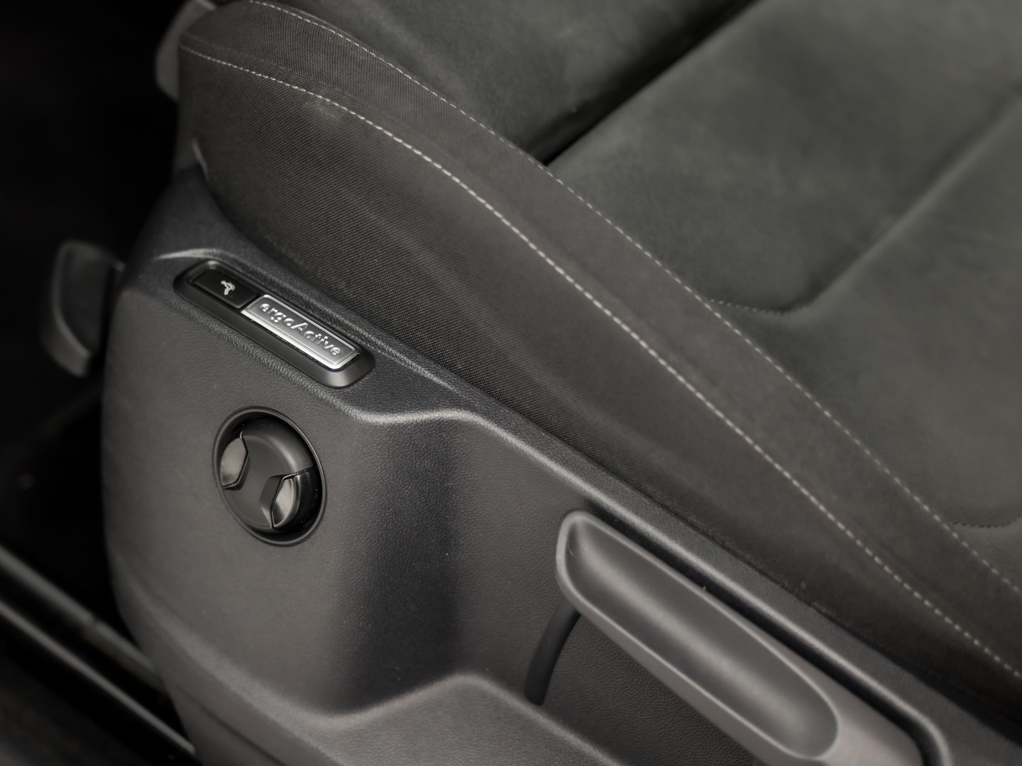 Volkswagen Tiguan 1.5 TSI Life Sport 150Pk Automaat (VIRTUAL COCKPIT, APPLE CARPLAY, CLIMATE, KEYLESS, STOELVERWARMING, SPORTSTOELEN, GETINT GLAS, ELEK ACHTERKLEP, ALCANTARA, NIEUWE APK, NIEUWSTAAT)
