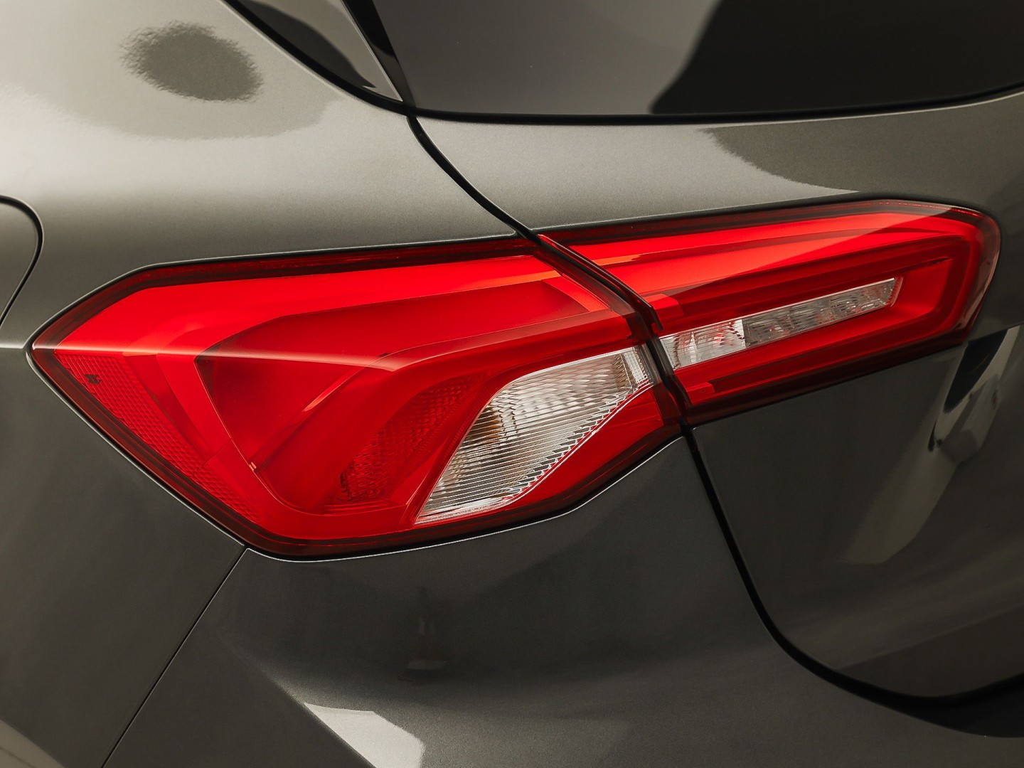 Ford Focus 1.0 EcoBoost ST Line 125Pk (PANORAMADAK, APPLE CARPLAY, GROOT NAVI, STUUR/STOELVERWARMING, BANG&OLUFSEN, TREKHAAK, SPORTSTOELEN, GETINT GLAS, ADAPTIVE CRUISE, LED KOPLAMPEN, NIEUWSTAAT)