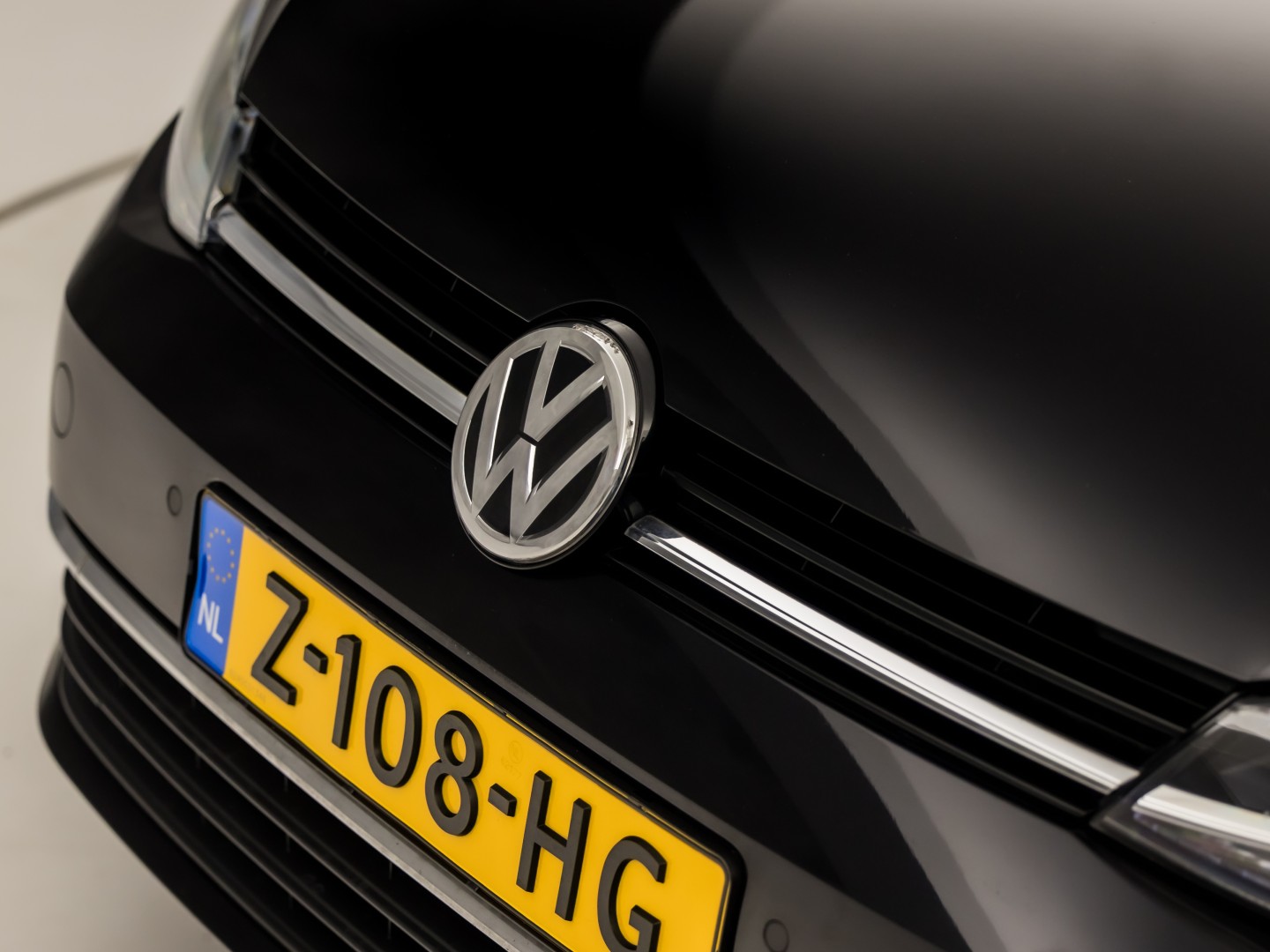 Volkswagen Golf 1.0 TSI Sportline (APPLE CARPLAY, GROOT NAVI, CLIMATE, STOELVERWARMING, SPORTSTOELEN, LM VELGEN, GETINT GLAS, PARKEERSENSOREN, NIEUWSTAAT)