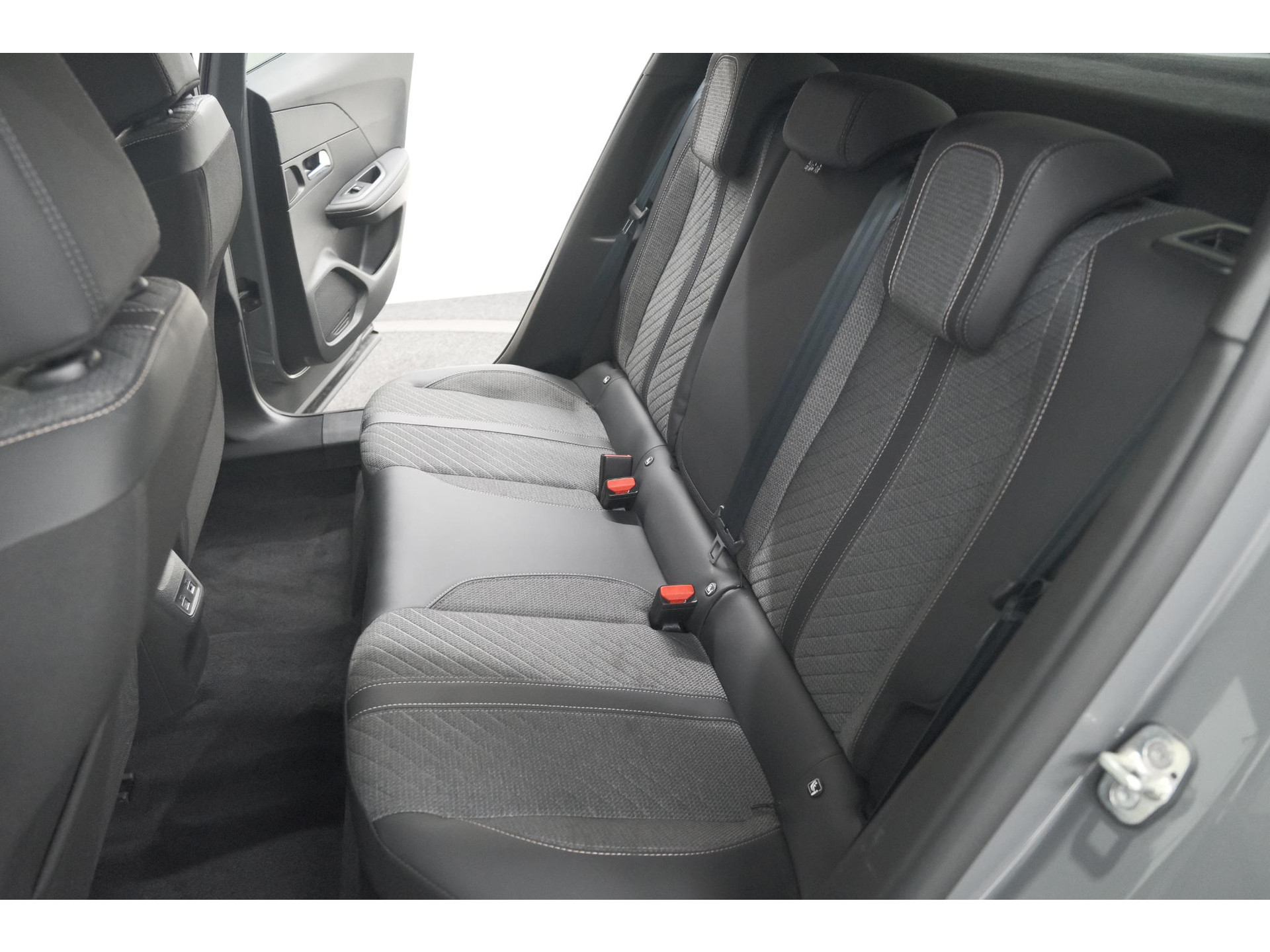 Peugeot 2008 PureTech 130 EAT8 Allure | 100% Benzine | Parkeersensoren Voor + Achter | Apple CarPlay | Climate Control