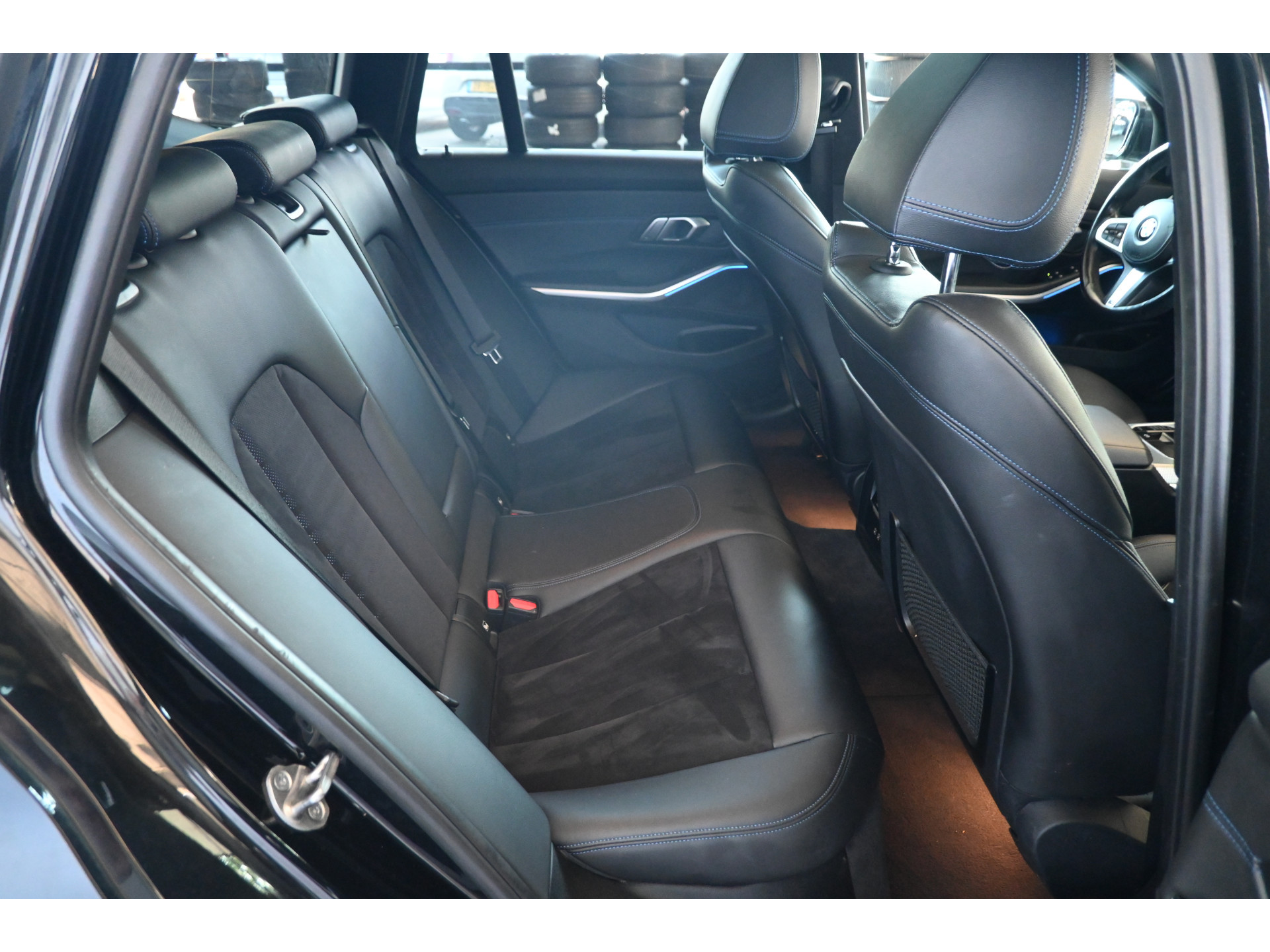 BMW 3-serie Touring 320i Automaat Business Edition Plus M-Pakket Navigatie LED Panoramadak Goed Onderhouden! Inruil Mogelijk!