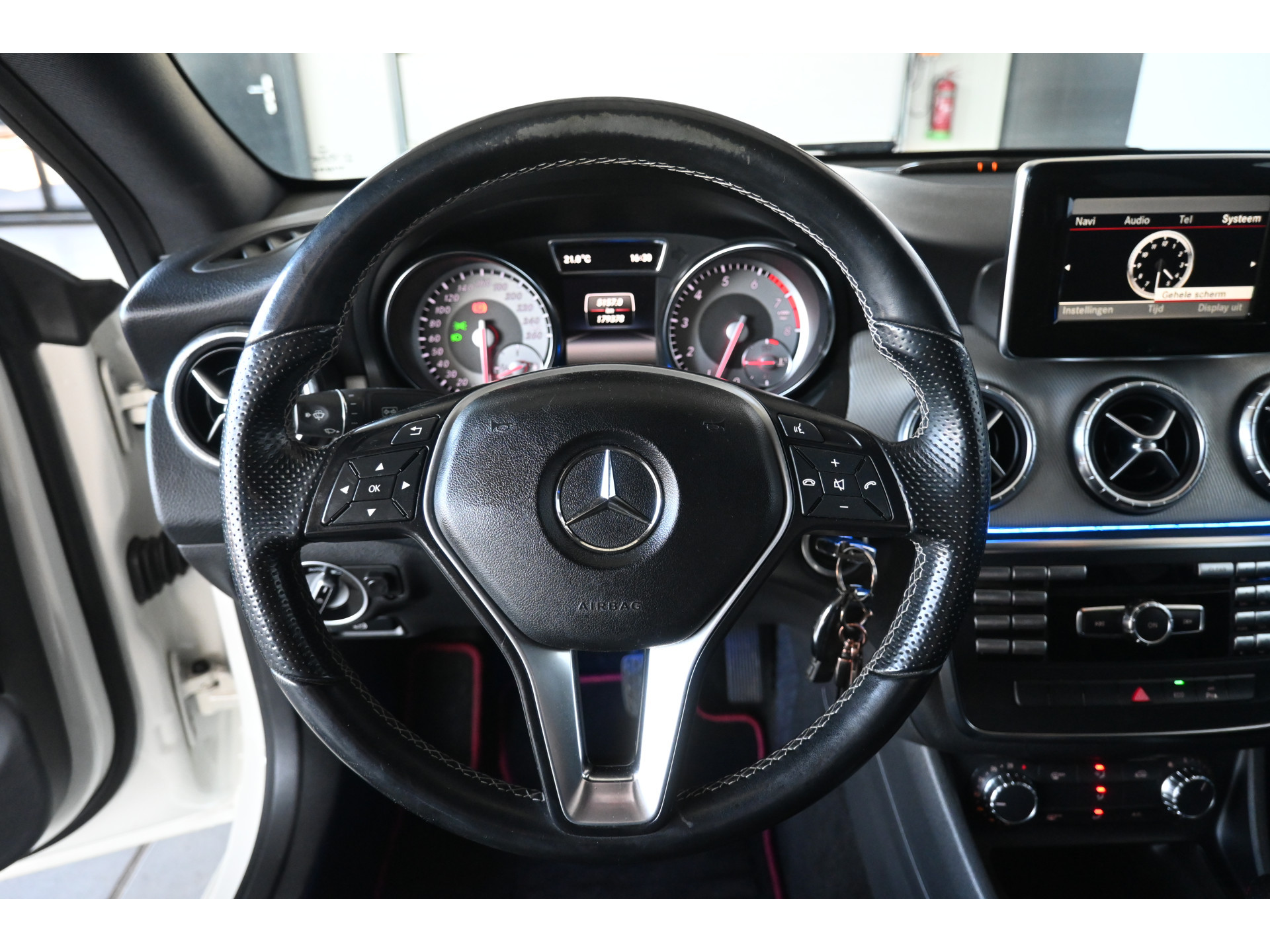 Mercedes-Benz CLA-klasse 200 Ambition Bi-Xenon Cruise Airco PDC Navigatie Inruil Mogelijk!