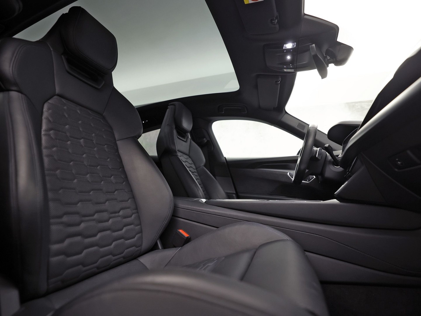 Audi e-tron GT GT 93 kWh Automaat 476Pk (PANORAMADAK, SOH 92,8%, APPLE CARPLAY, 360 CAMERA, MATRIX LED, BANG&OLUFSEN, ELEKTRISCHE STOELEN, STOELVERWARMING/KOELING, NIEUWSTAAT)