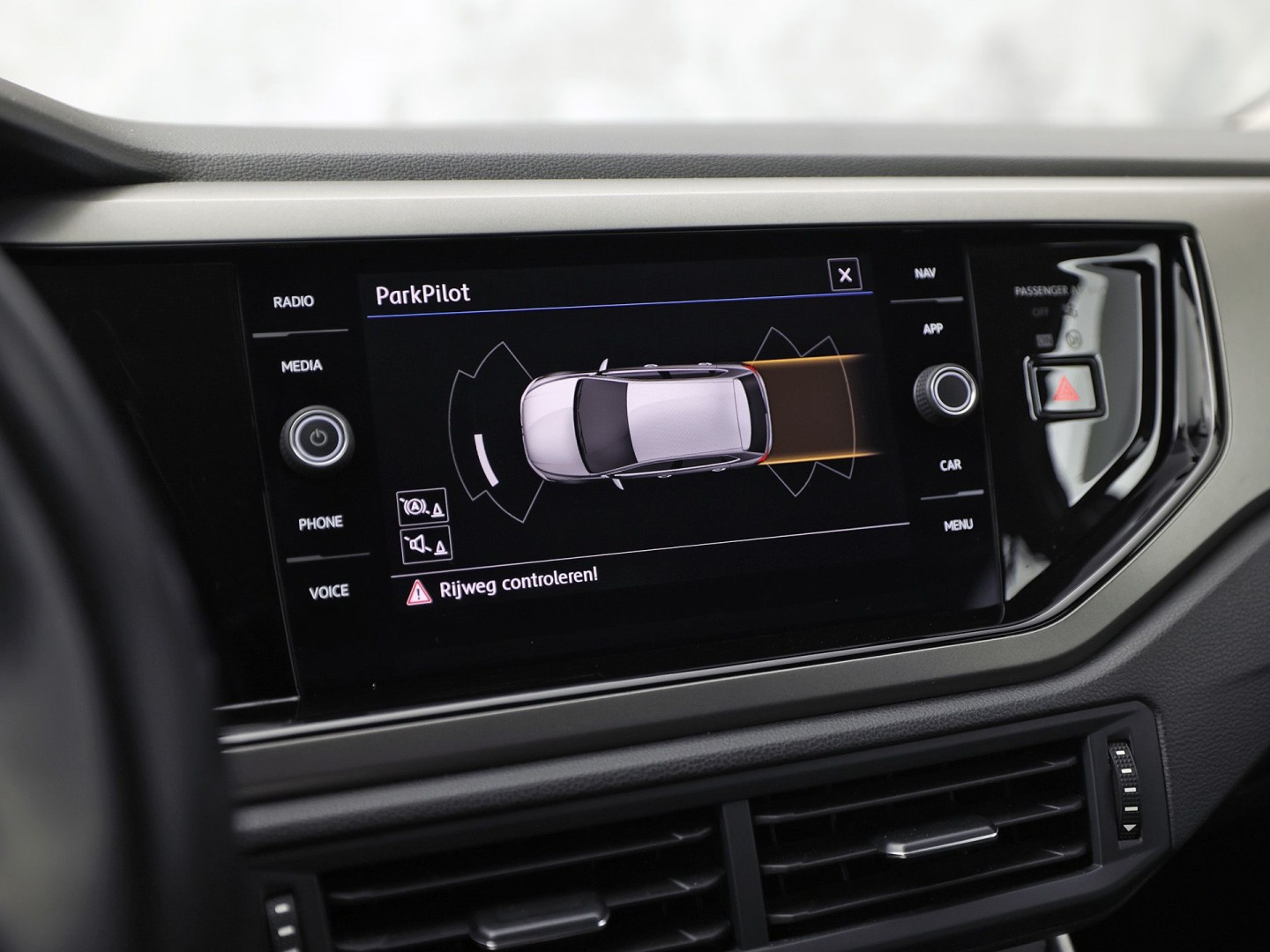 Volkswagen Polo 1.0 TSI Sportline Automaat (APPLE CARPLAY, GROOT NAVI, GETINT GLAS, ADAPTIVE CRUISE, SPORTSTOELEN, PARKEERSENSOREN, NIEUWE APK, NIEUWSTAAT)