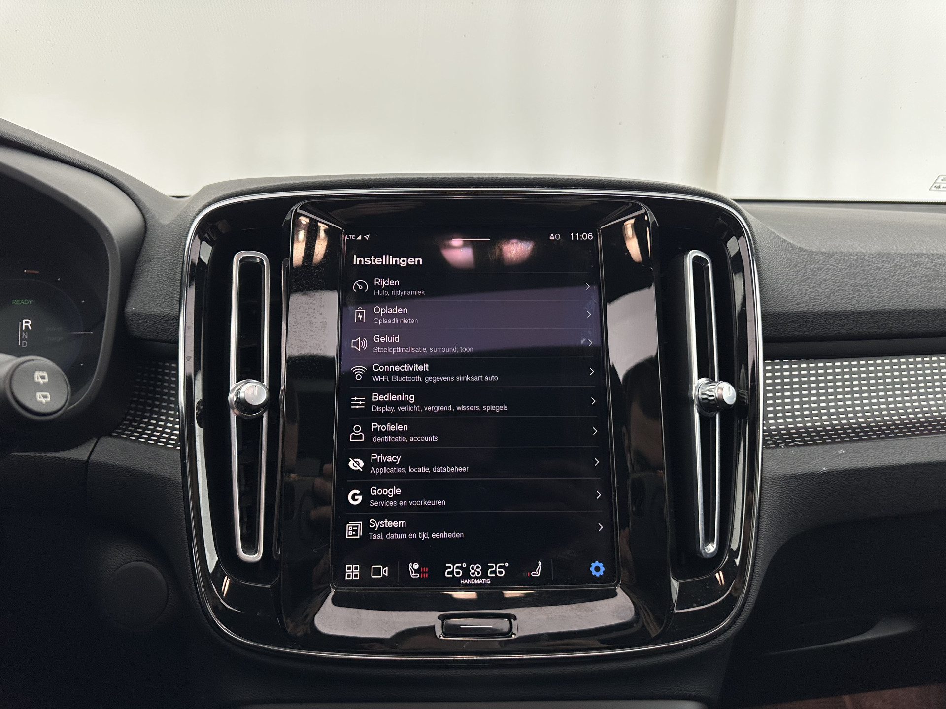 Volvo XC40 Recharge P8 AWD R-Design [ 3-Fase-11kW ] {SOH-90%} (INCL-BTW) Aut. *PANO | LEATHER-ALCANTARA | ADAPTIVE-CRUISE | DIGI-COCKPIT | FULL-LED | HARMAN/KARDON | TOPVIEW | NAVI-FULLMAP | ECC | PDC | KEYLESS | HEATED-SPORTSEATS | TOWBAR | 20''ALU*