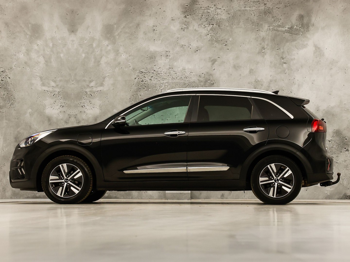 Kia Niro 1.6 GDi PHEV DynamicPlusLine Automaat (APPLE CARPLAY, GROOT NAVI, STUUR/STOELVERWARMING, CAMERA, TREKHAAK, SPORTSTOELEN, GETINT GLAS, ADAPTIVE CRUISE, NIEUWSTAAT)