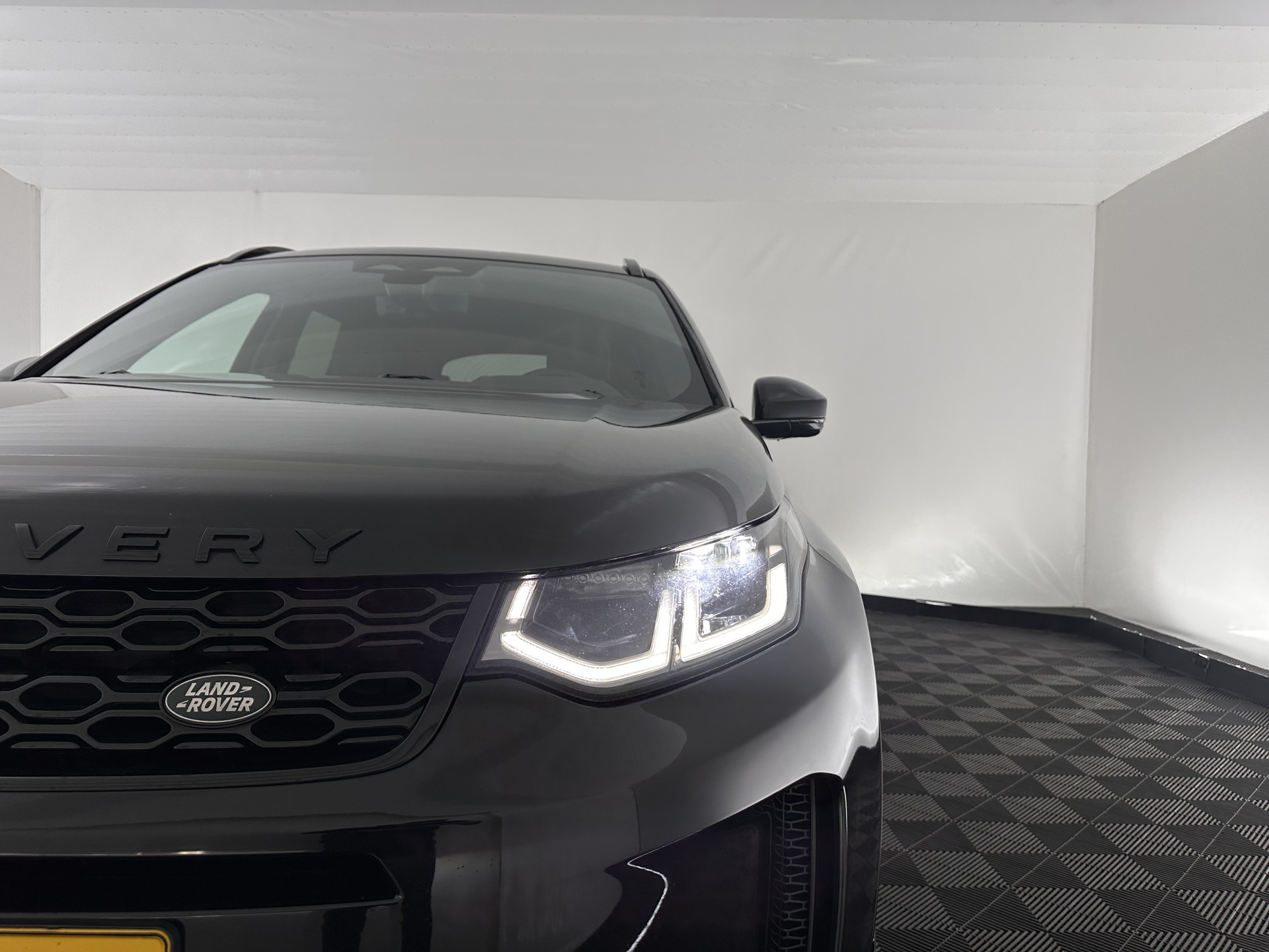 Land Rover Discovery Sport P300e 1.5 R-Dynamic HSE Black Exterior Pack AWD (Plug-in) (INCL-BTW) *LEATHER | FULL-LED | DIGI-COCKPIT | MERIDIAN-AUDIO | BLINDSPOT | KEYLESS | SHIFTPADDLES | PRIVACYGLASS | NAVI-FULLMAP | ECC | MEMORY-PACK | PDC | CRUISE | 20'