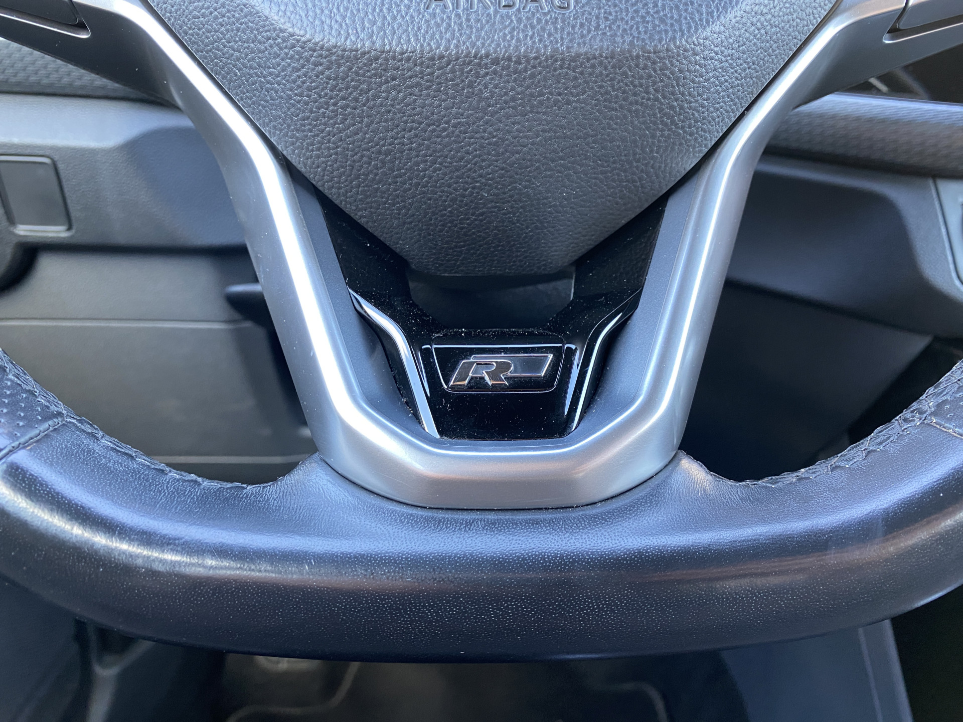 Volkswagen T-Cross 1.0 TSI R Line 116 pk | dealer onderh. | virtual cockpit | navigatie | camera | stoelverwarming | apple carplay | keyless go