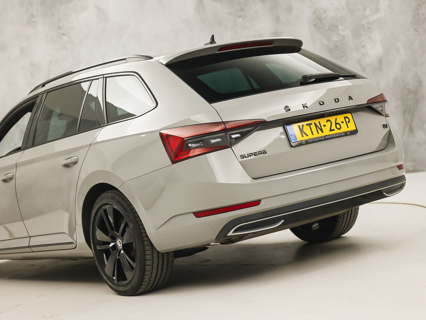 ŠKODA Superb Combi 1.4 TSI iV Sportline 218Pk Automaat (VIRTUAL COCKPIT, SOH 90,5%, APPLE CARPLAY, MEMORY SEATS, STOELVERWARMING ACHTER, GETINT GLAS, ADAPTIVE CRUISE, SFEERVERLICHTING, NIEUWE APK, NIEUWSTAAT)