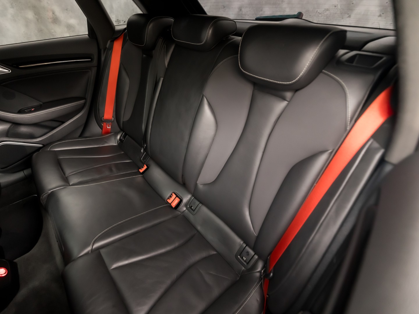 Audi S3 Sportback 2.0 TFSI S3 quattro S-Line 300Pk Automaat (PANORAMADAK, BLACK PACK, BANG&OLUFSEN, ELEK SPORTSTOELEN, RODE GORDELS, GETINT GLAS, PARKEERSENSOREN, NIEUWSTAAT)