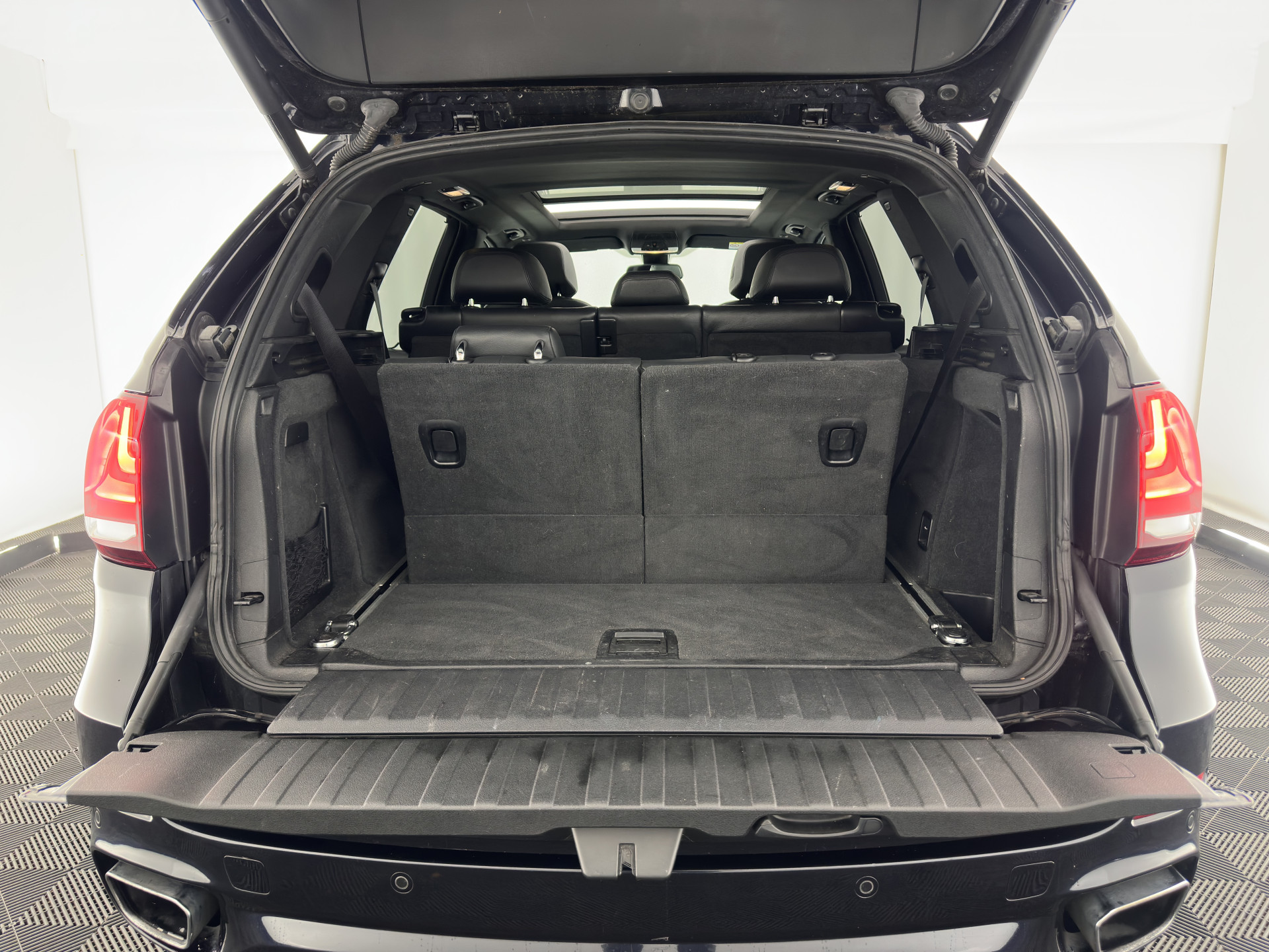 BMW X5 xDrive50i M-Sport High Executive [ 7-pers. ] Aut. *PANO | LUXURY-LEATHER | FULL-LED | HEAD-UP | MEMORY-PACK | DIGI-COCKPIT | KEYLESS | CAMERA | NAVI-FULLMAP | AMBIENT-LIGHT | HEATED-COMFORTSEATS | SHIFT-PADDLES | PRIVACY-GLASS | TOWBAR