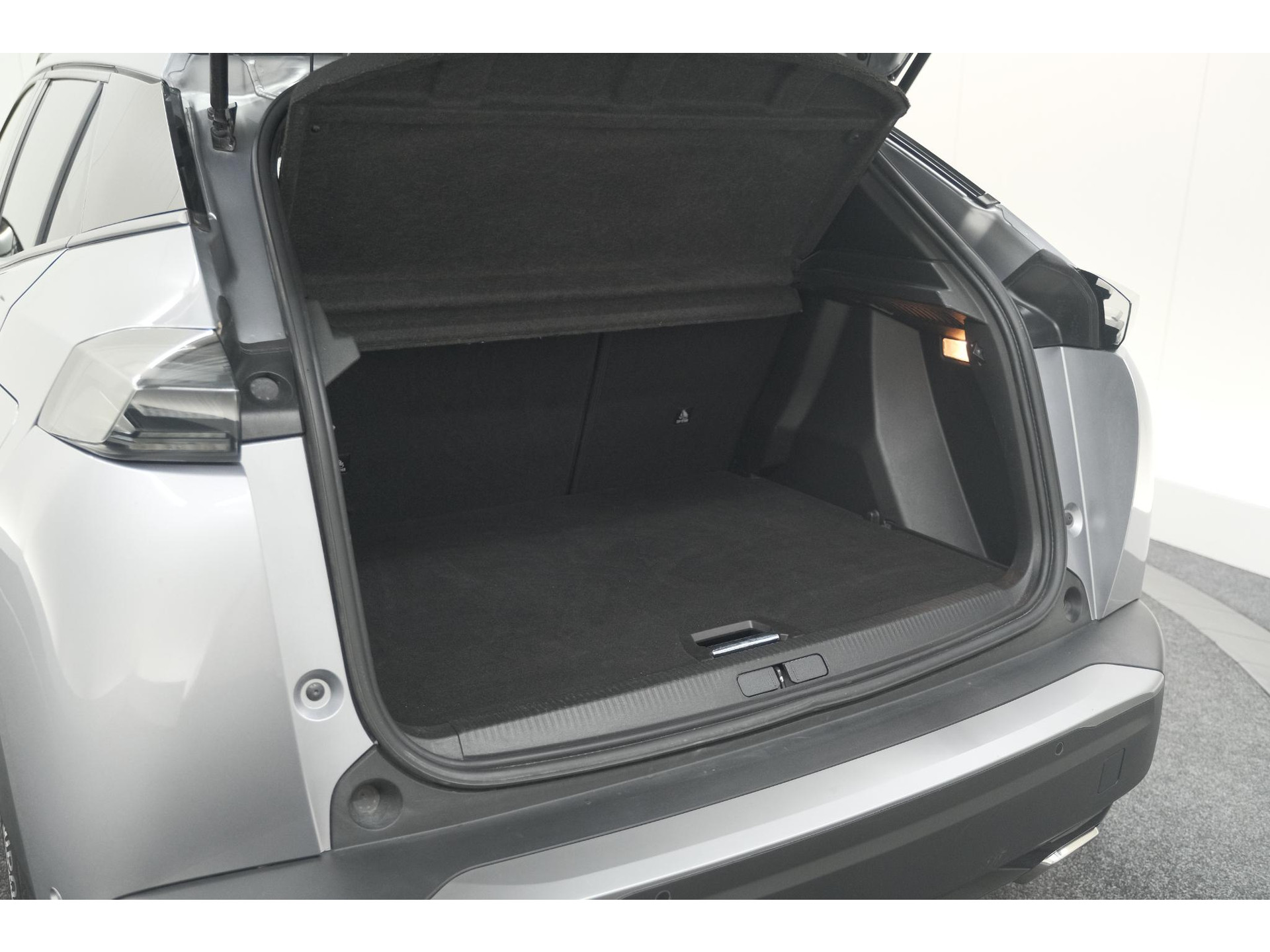 Peugeot 2008 Hybrid 136 e-DSC6 Allure | 360 Camera | Adaptieve Cruise Control | Dodehoekdetectie | Navigatie