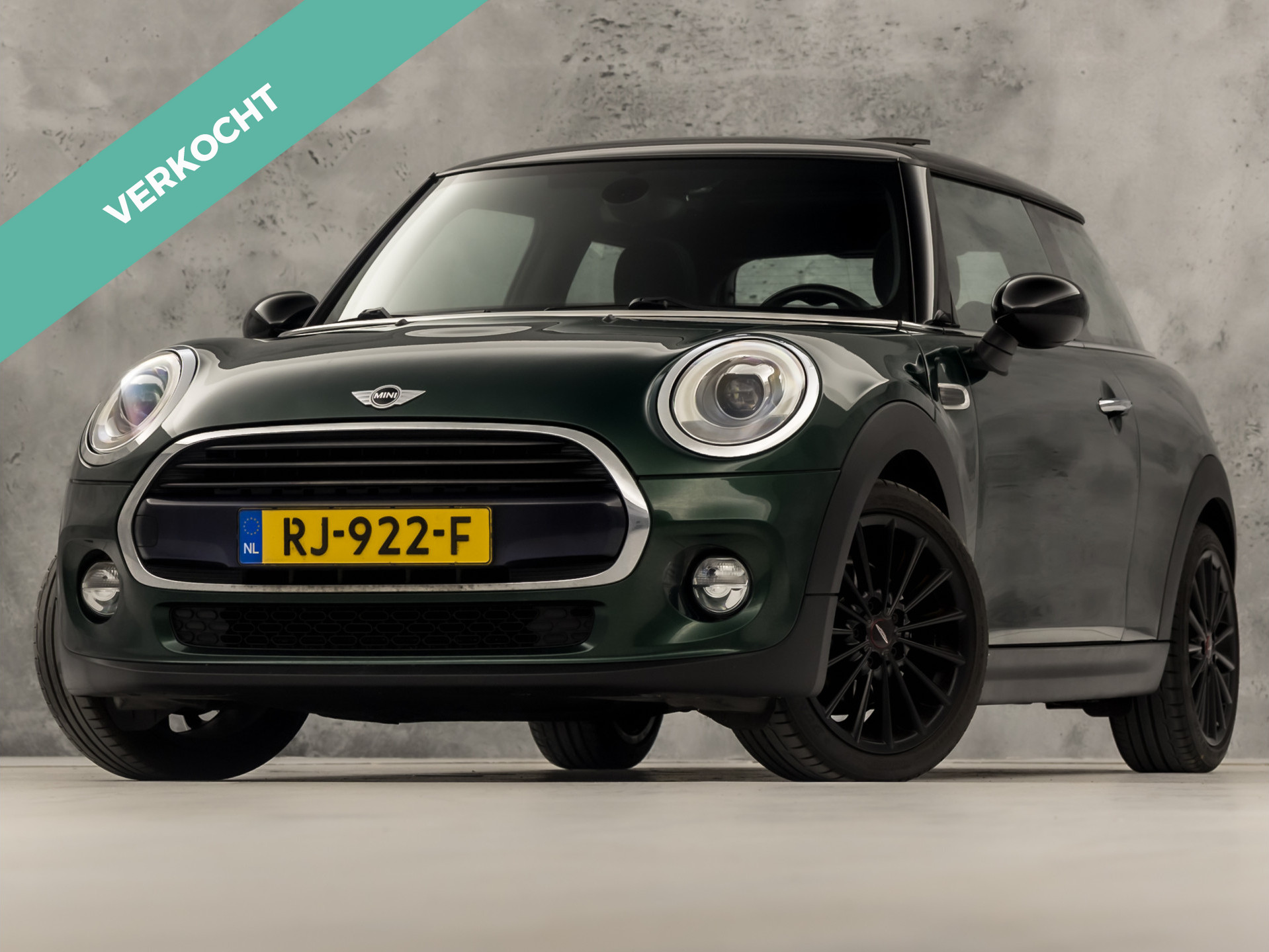 MINI Mini 1.5 Cooper Sport Automaat (PANORAMADAK, JCW PACK, NAVIGATIE, CLIMATE, ZWART HEMEL, SPORTSTOELEN, PARKEERSENSOREN, CRUISE, NIEUWE APK, NIEUWSTAAT)