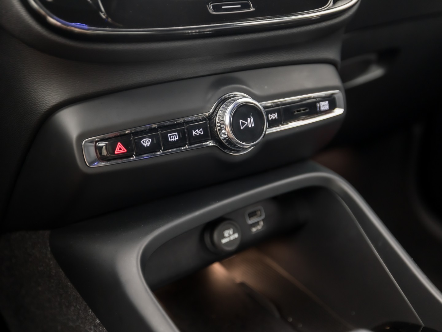 Volvo XC40 1.5 T5 Recharge Inscription Sport 252Pk Automaat (PANORAMADAK, APPLE CARPLAY, MEMORY SEAT, LEDER, 360 CAMERA, SPORTSTOELEN, STUUR/STOELVERWARMING, GETINT GLAS, ELEK ACHTERKLEP, NIEUWE APK, NIEUWSTAAT)