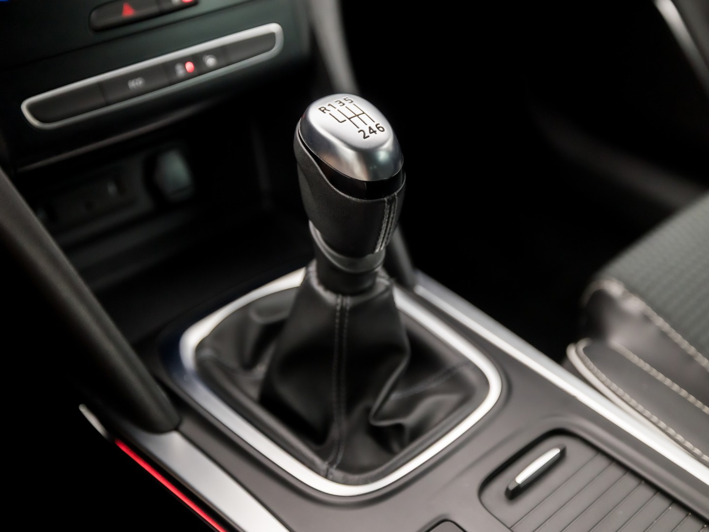Renault Mégane Estate 1.2 TCe Bose Sport (APPLE CARPLAY, NAVIGATIE, LEDER, CAMERA, GETINT GLAS, SPORTSTOELEN, PARKEERSENSOREN, CRUISE, NIEUWSTAAT)
