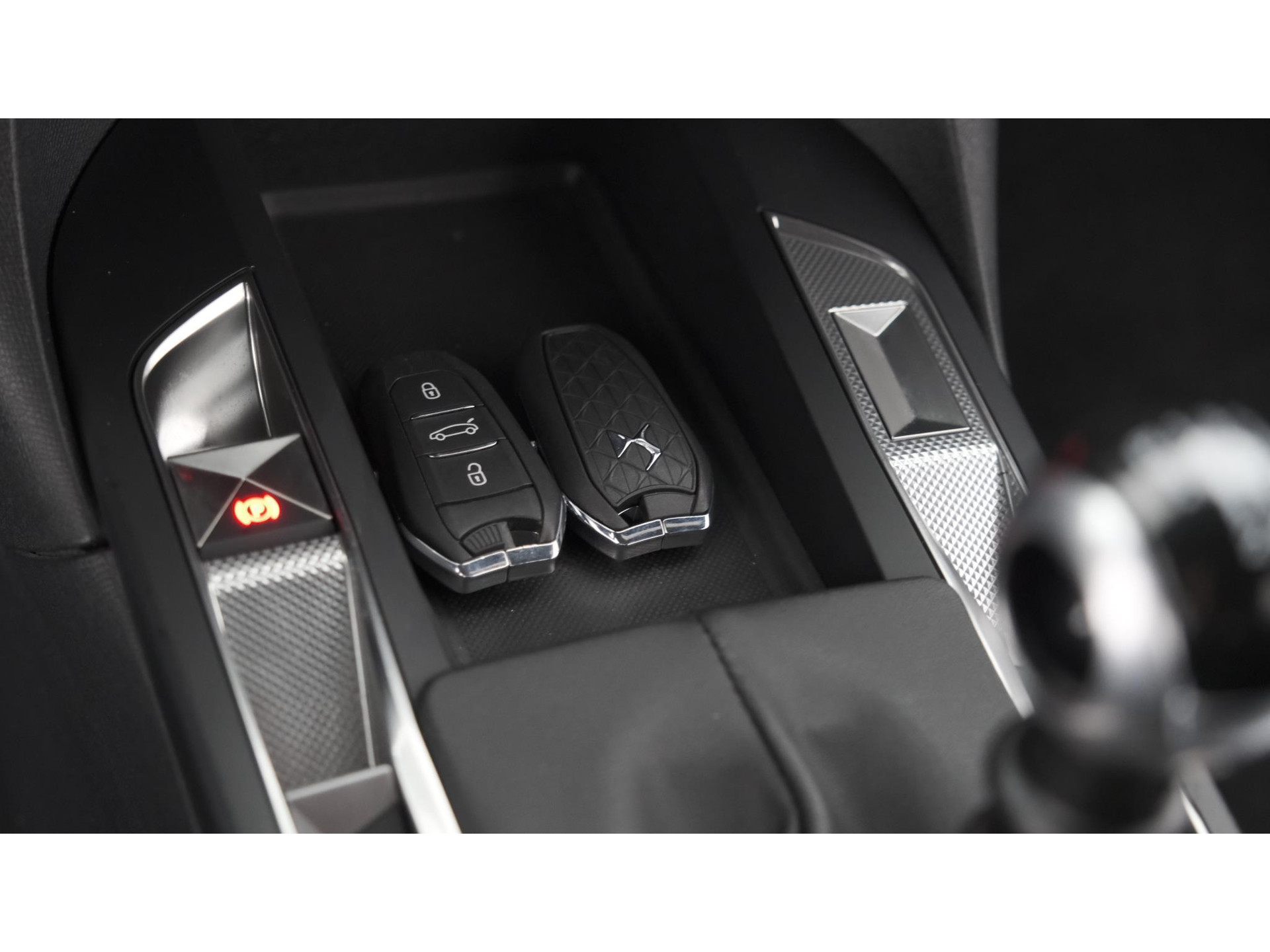 DS 3 Crossback PureTech 100 Montmartre | Parkeersensoren | Apple Carplay | Allseason Banden | Navigatie | Climate Control