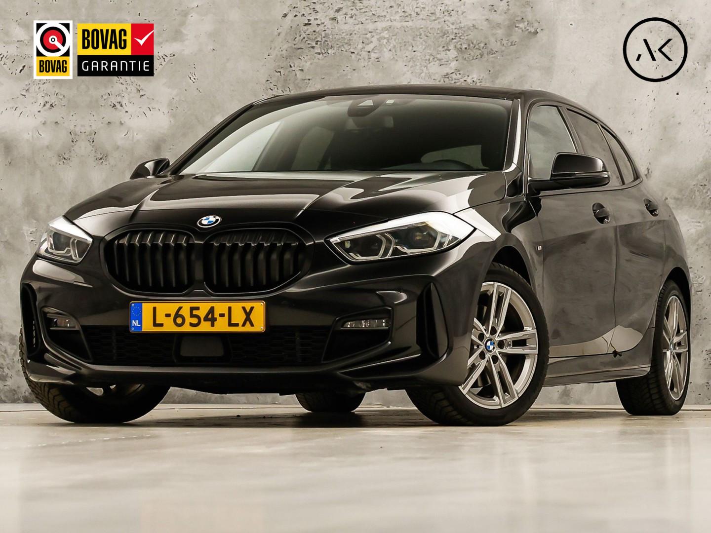 BMW 1 Serie 118i M Sport Automaat (APPLE CARPLAY, M PAKKET, GROOT NAVI, LEDER, SPORTSTOELEN, SFEERVERLICHTING, GETINT GLAS, NIEUWSTAAT)