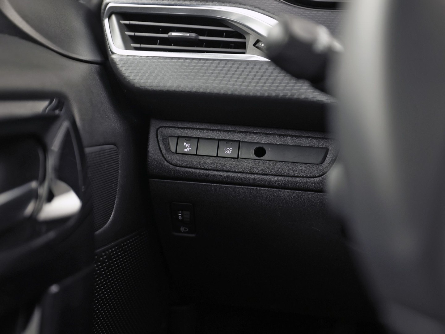 Peugeot 208 1.2 PureTech Signature (APPLE CARPLAY, LOGISCH NAP, NAVIGATIE, GETINT GLAS, SPORTSTOELEN, PARKEERSENSOREN, LM VELGEN, CRUISE, NIEUWSTAAT)