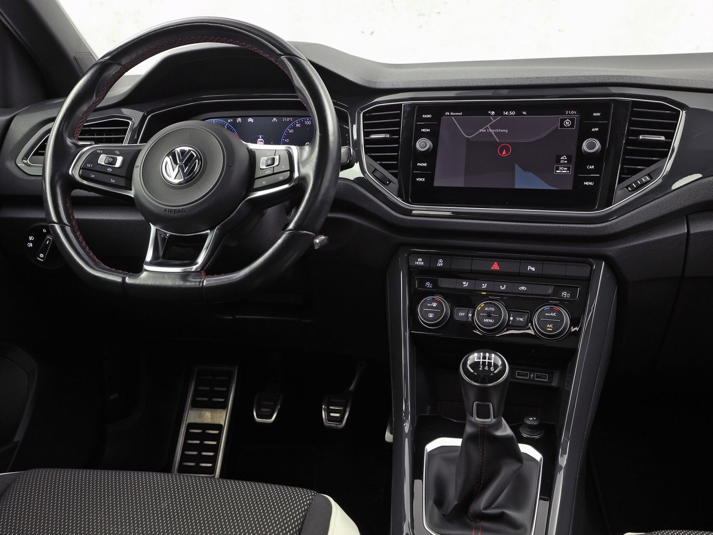 Volkswagen T-Roc 1.5 TSI Sport (NAP, APPLE CARPLAY, VIRTUAL DASHBOARD, PANORAMADAK, SPORTSTOELEN, CLIMATE,  NIEUWE APK, NIEUWSTAAT)