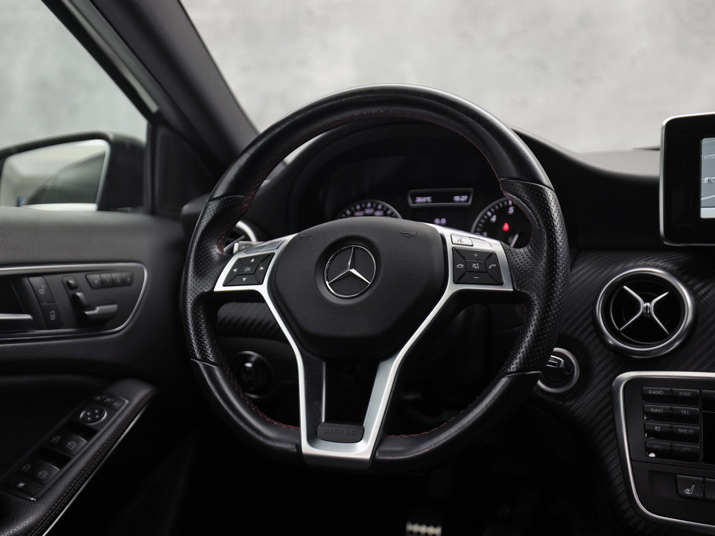 Mercedes-Benz A-Klasse 180 AMG Prestige Sport (NAVIGATIE, SPORTSTOELEN, MEMORY SEAT, STOELVERWARMING, LM VELGEN, GETINT GLAS, NIEUWE APK)