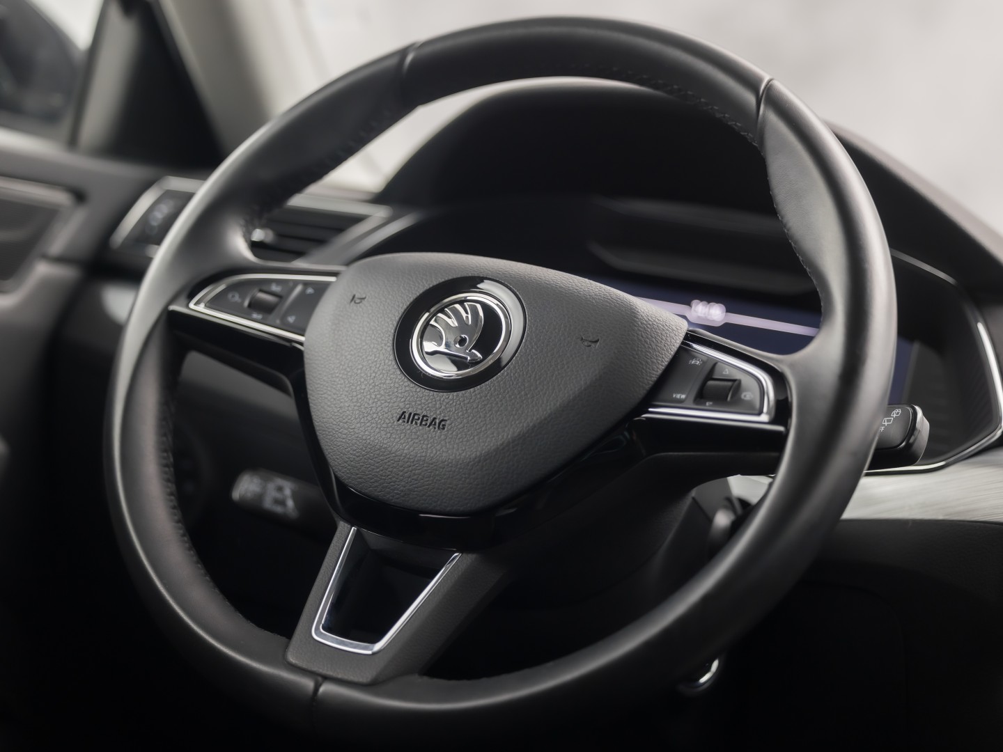 Škoda Superb Combi 1.4 TSI iV Sport 218Pk Automaat (VIRTUAL COCKPIT, APPLE CARPLAY, GROOT NAVI, MEMORY SEAT, LEDER/ALCANTARA, CAMERA, STOELVERWARMING, ADAPTIVE CRUISE, ELEK ACHTERKLEP, NIEUWSTAAT)
