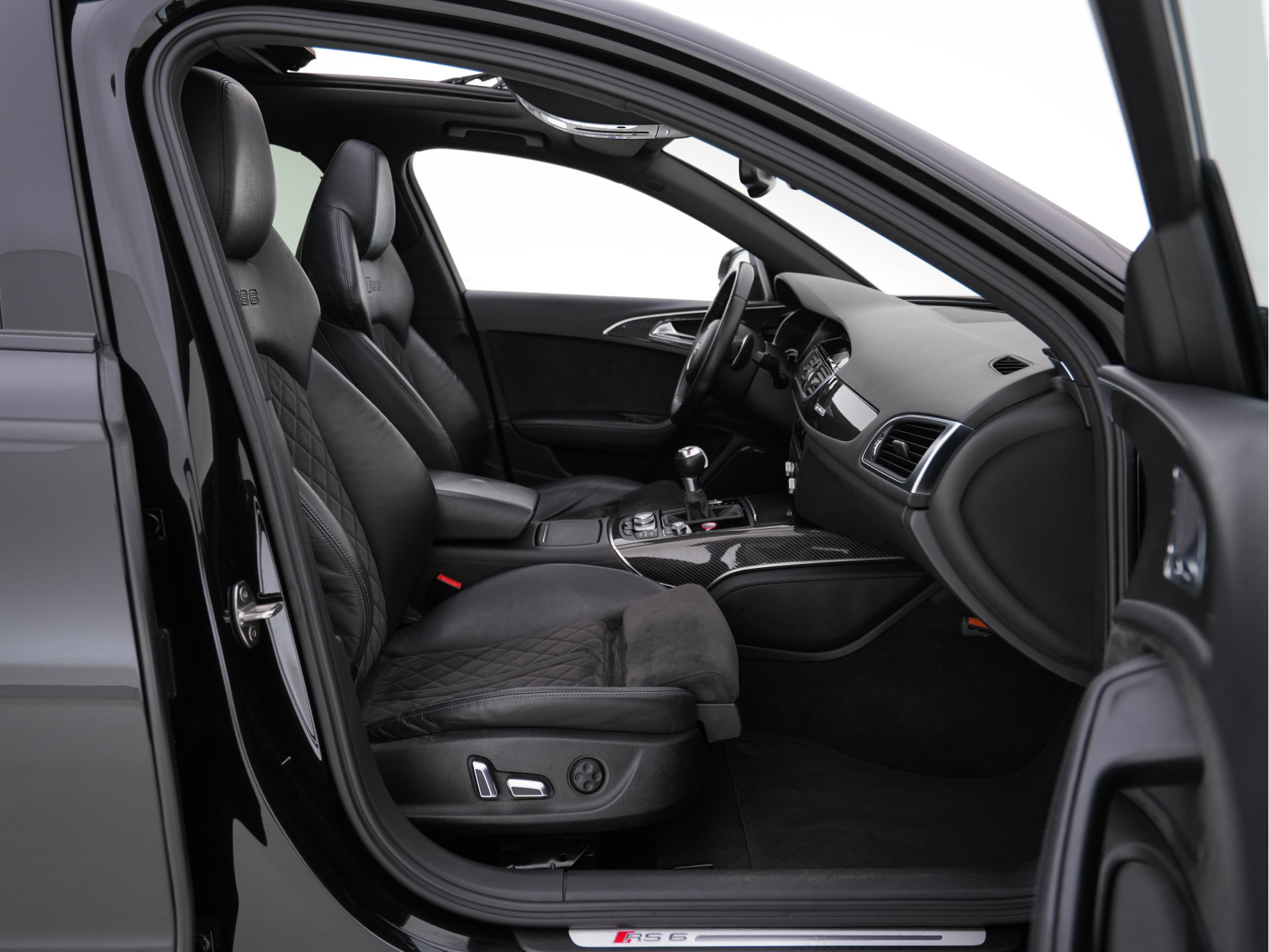 Audi RS6 Avant 4.0 TFSI Quattro *MILLITEK-EXHAUST | CERAMIC-BRAKES | PANO | LEATHER-ALCANTARA | FULL-LED | TOP-VIEW | BLIS | MEMORY-PACK | CARBON-INT. | BOSE-SOUND | LANE-ASSIST | KEYLESS | DAB+ | SPORT-SEATS | SHIFT-PADDLE